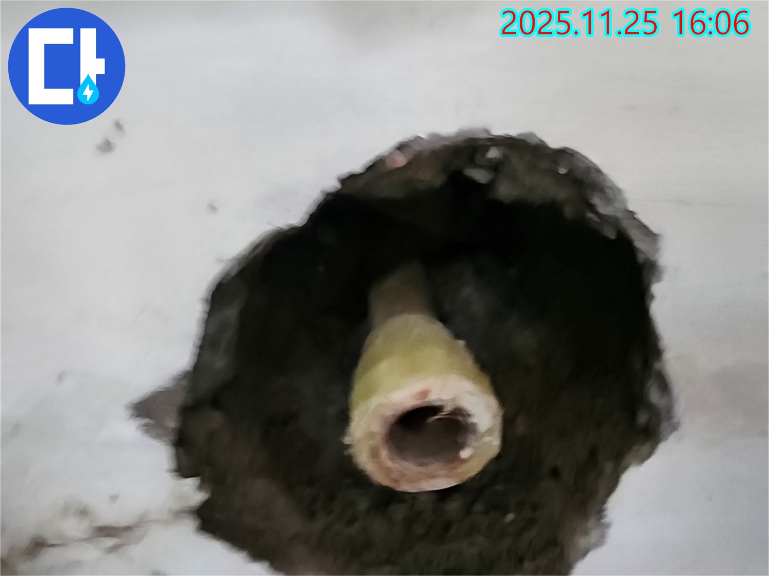 포천 만세교리 주택 누수 - 노후 배관의 심각한 상태 - 교체 필요
