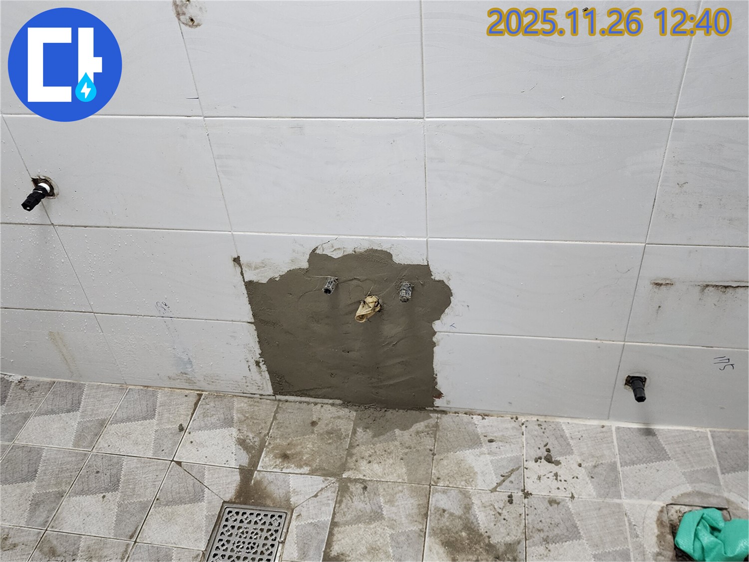 포천 신북면 고일리 욕실 - 타일 뒤에 숨어있던 배관 누수를 보수하고 미장 작업까지 완료했습니다.