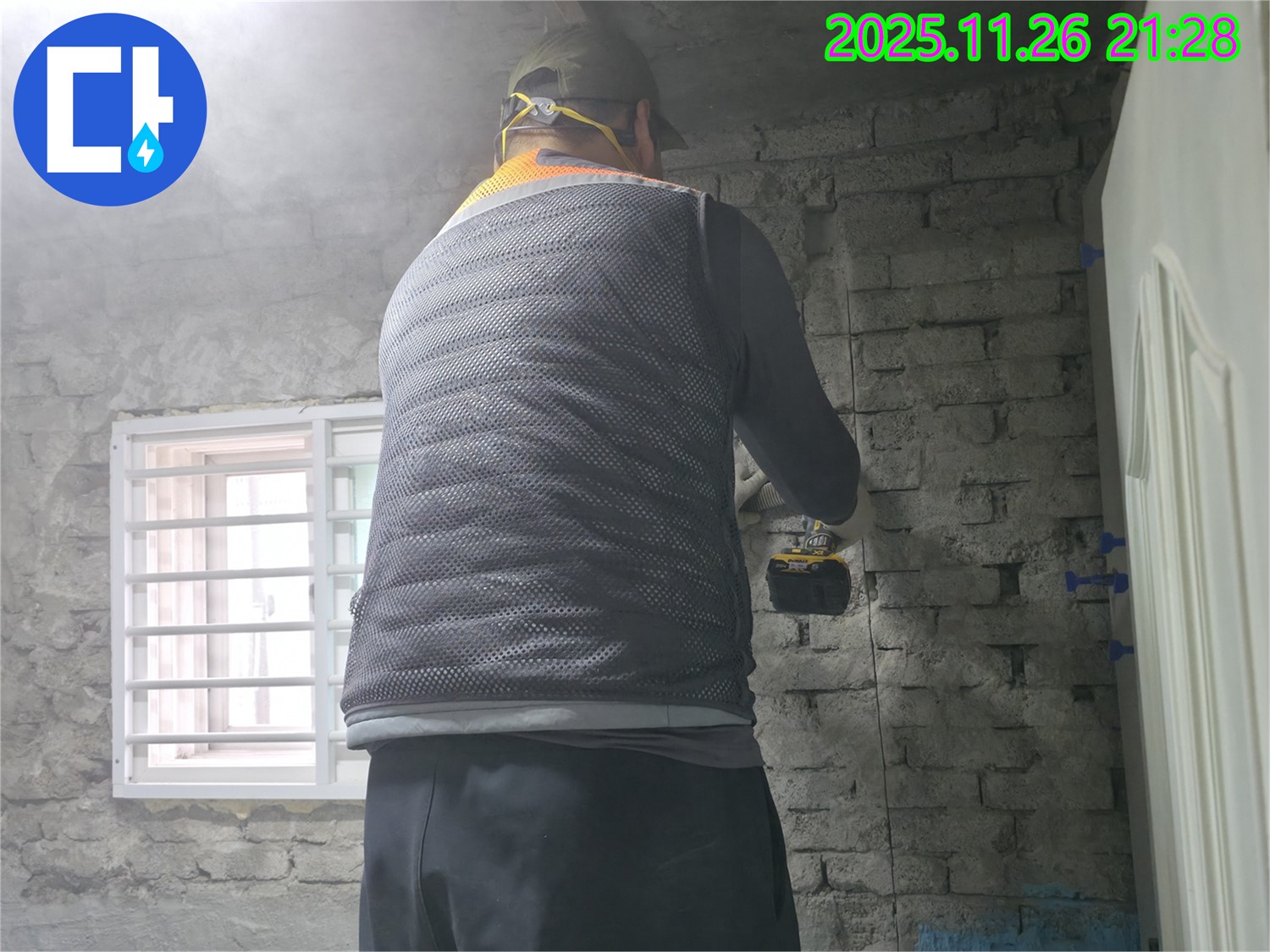 벽 타공 점검 - 벽에 구멍을 내어 누수 원인을 꼼꼼하게 확인하고 있습니다.