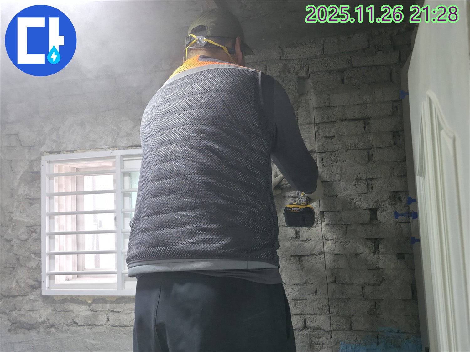 내시경 정밀 진단 - 벽 속 누수를 내시경으로 정밀하게 진단하고 있습니다.