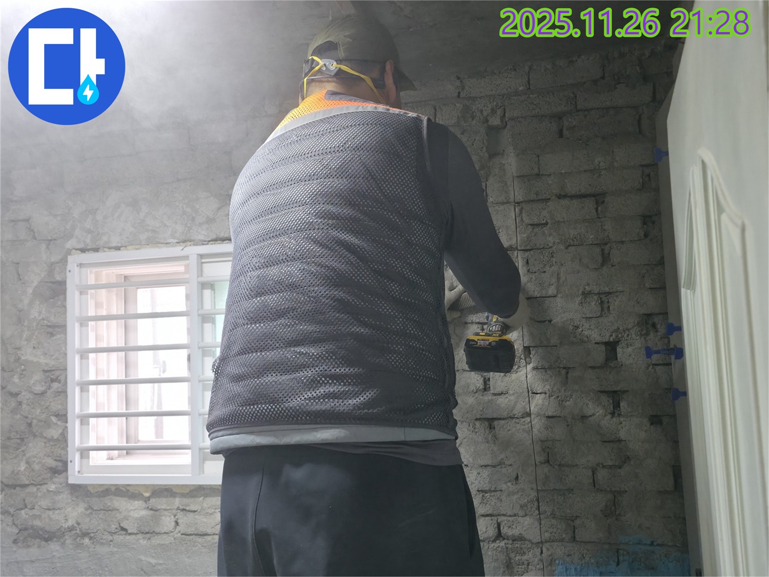 벽 속 배관 점검 - 벽 속 배관의 상태를 꼼꼼하게 점검하고 있습니다.
