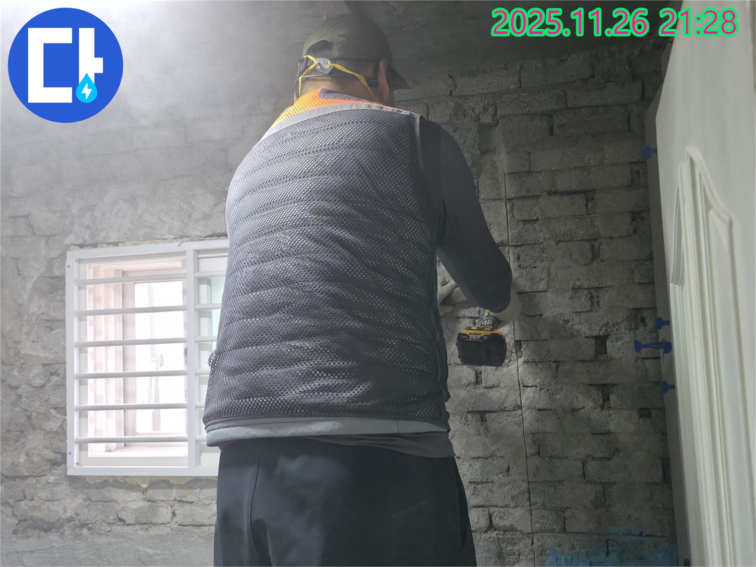 벽 속 누수 탐지 - 벽 속에 숨어있는 누수 지점을 탐지하고 있습니다.