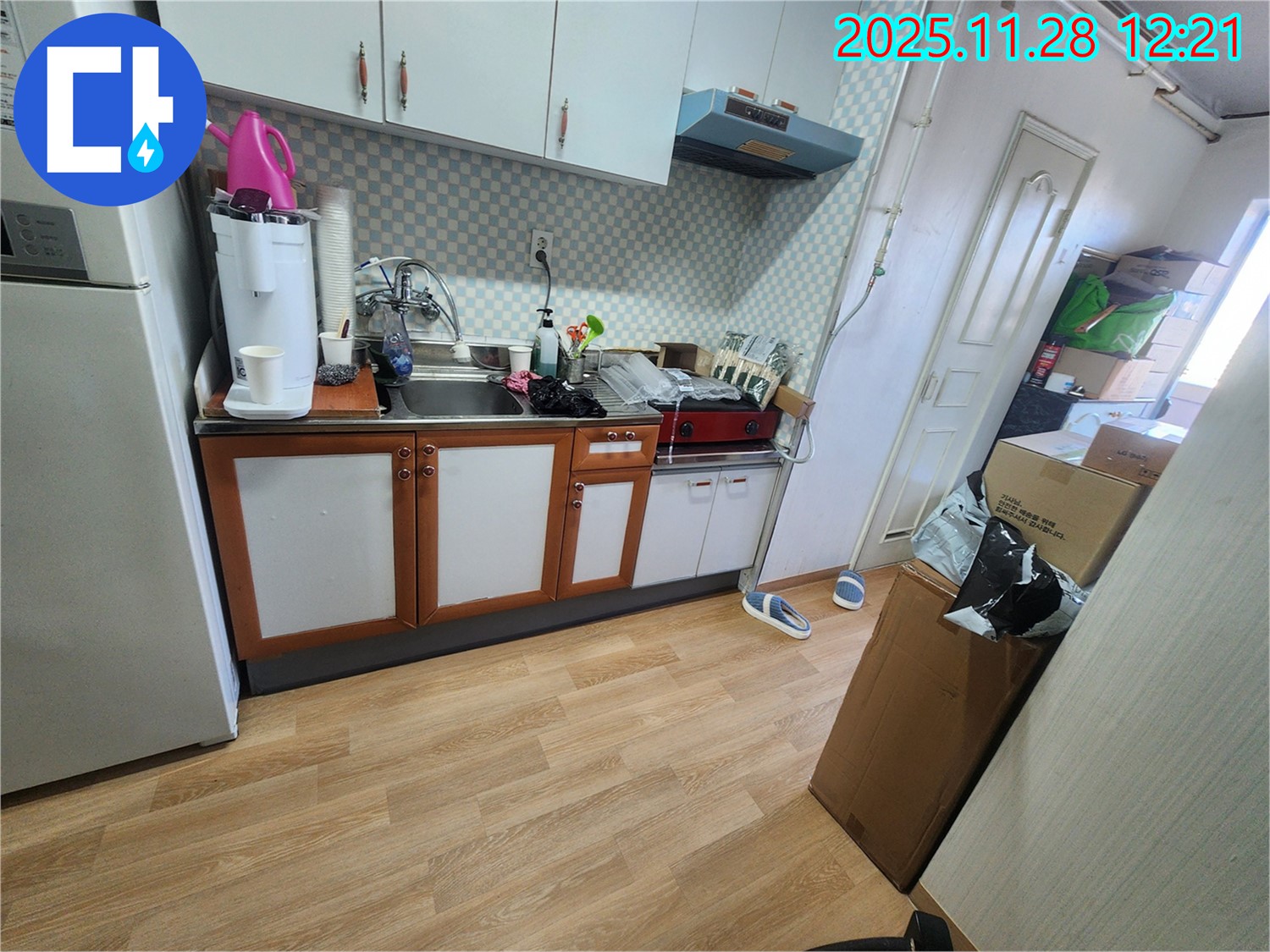 노원구 공릉동 아파트 싱크대 옆면 누수 - 싱크대 옆면에서 물이 스며 나오는 모습을 보여줍니다.