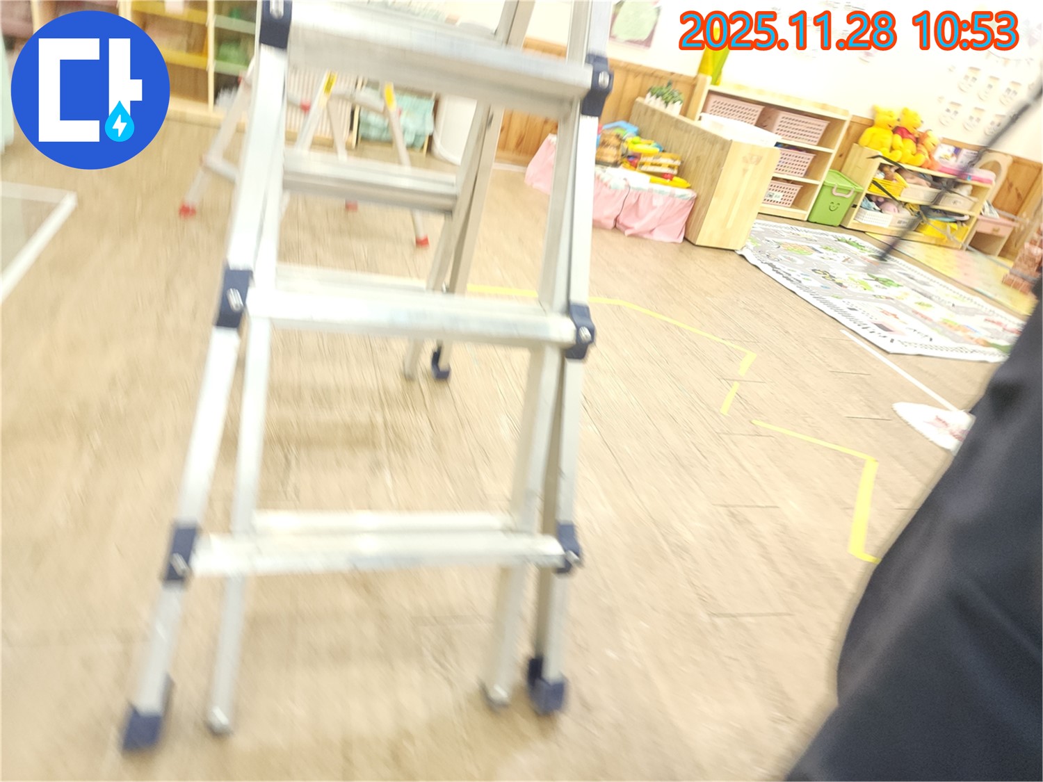 사다리를 이용하여 천장 누수 해결을 위한 모든 준비를 마친 모습입니다 - 이제 마법을 부려볼까요?