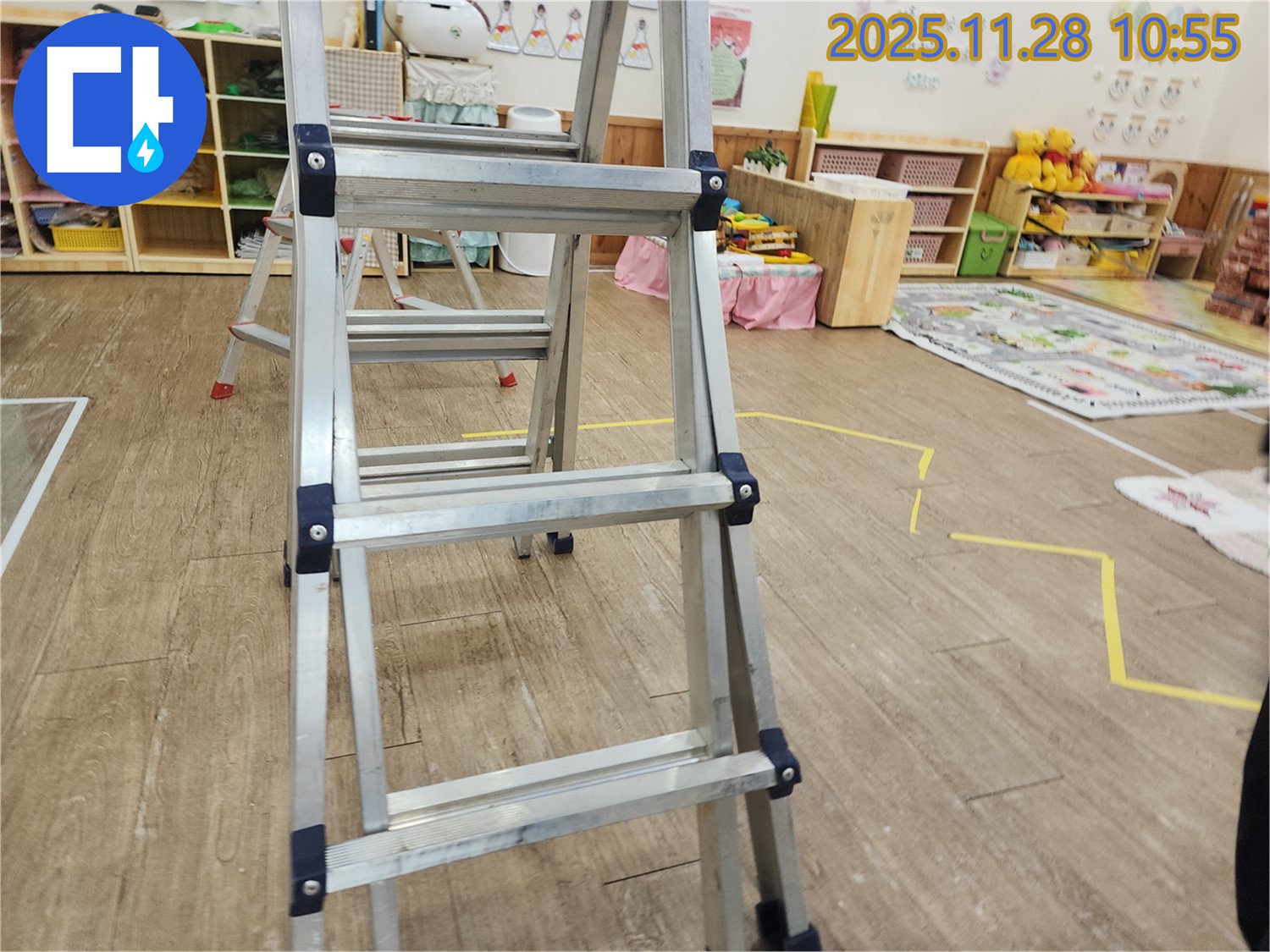 포천 신북면 금동리 누수 탐지 - 사다리를 이용하여 천장 누수 위치를 확인하는 모습입니다.