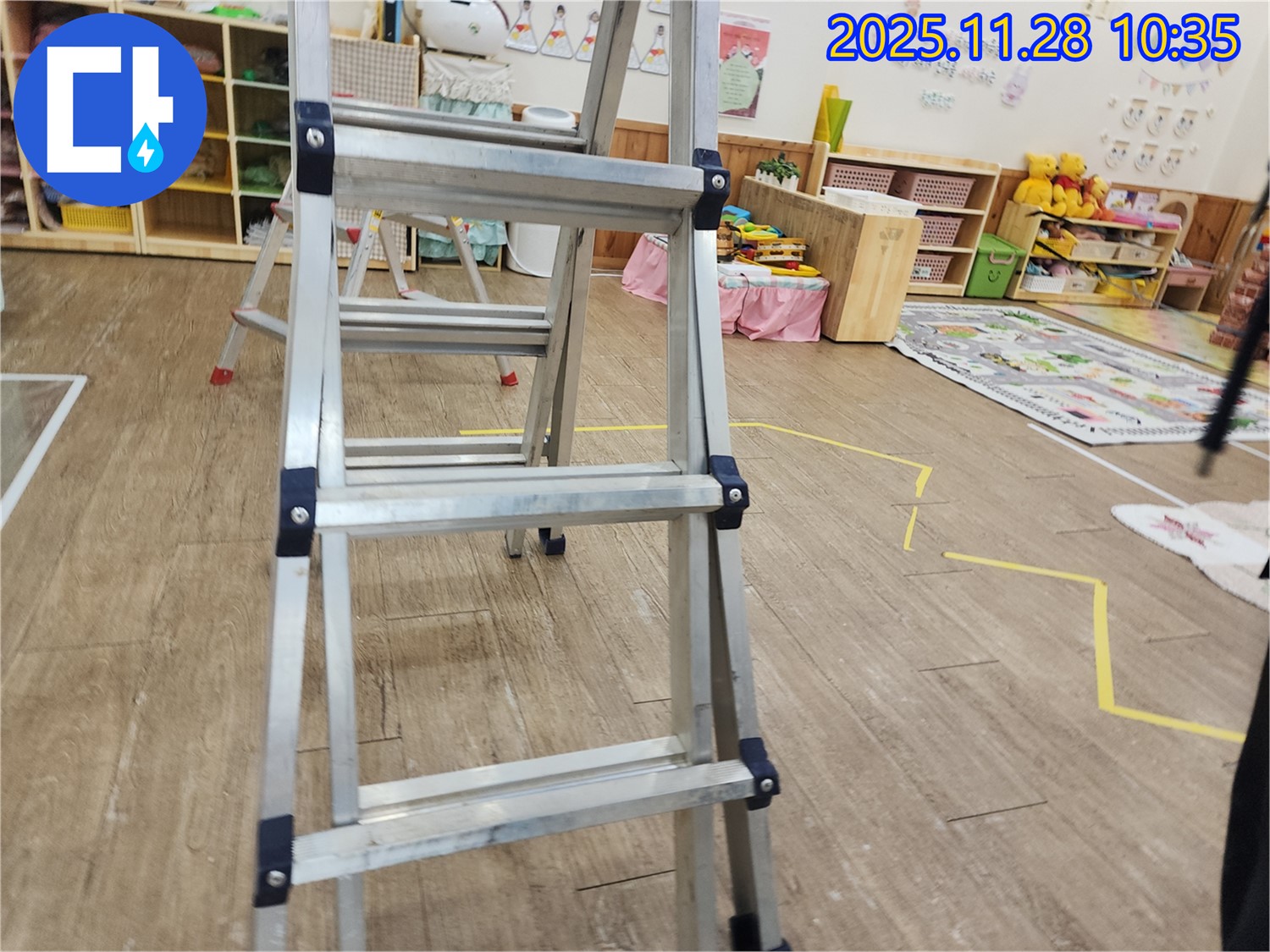 포천 신북면 누수 점검 - 사다리를 이용하여 천장 내부를 꼼꼼하게 점검하는 모습입니다.