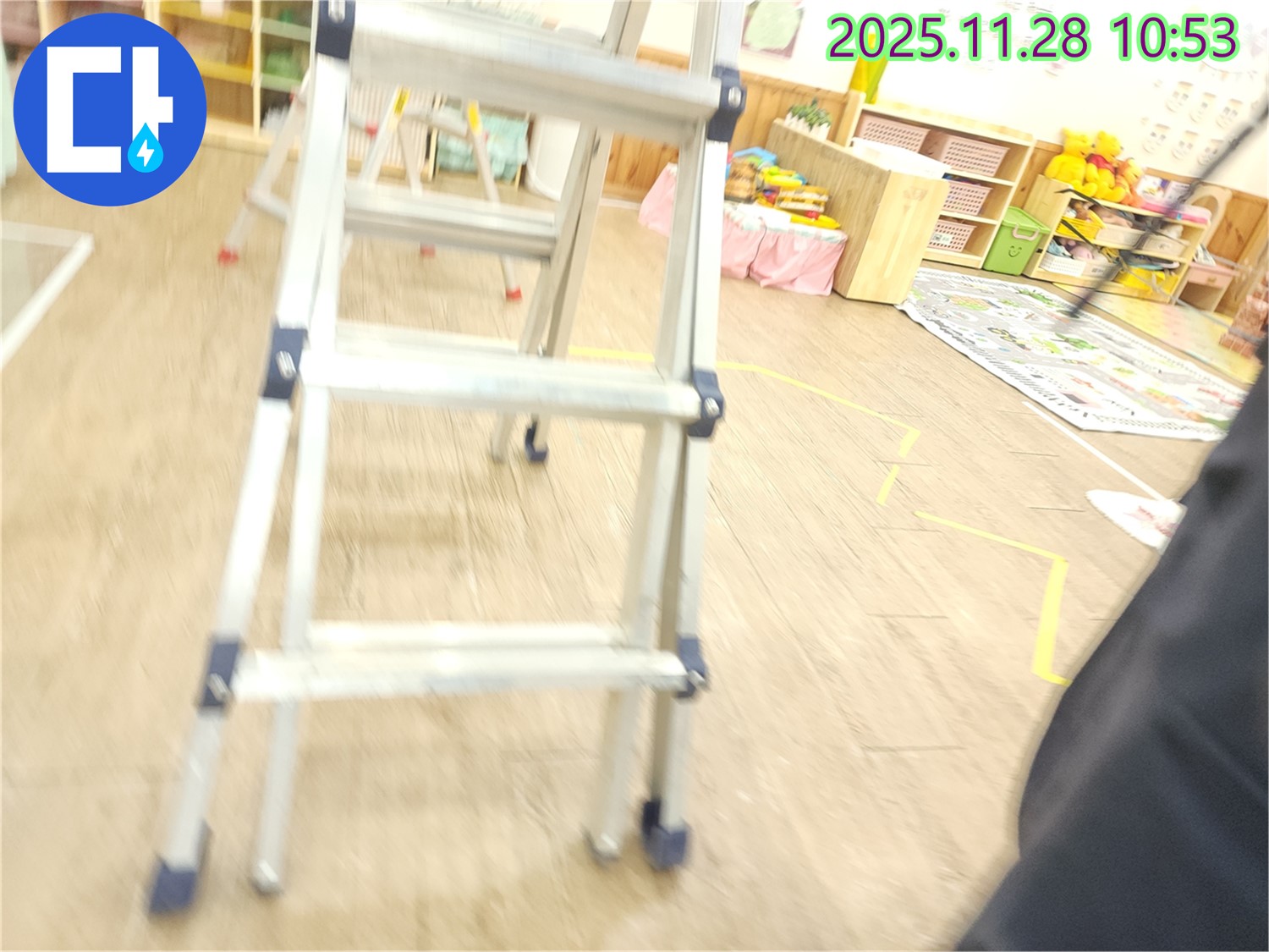 사다리를 이용하여 천장 누수 탐지를 위한 모든 준비를 마친 모습입니다 - 이제 누수 원인을 찾아낼 시간!