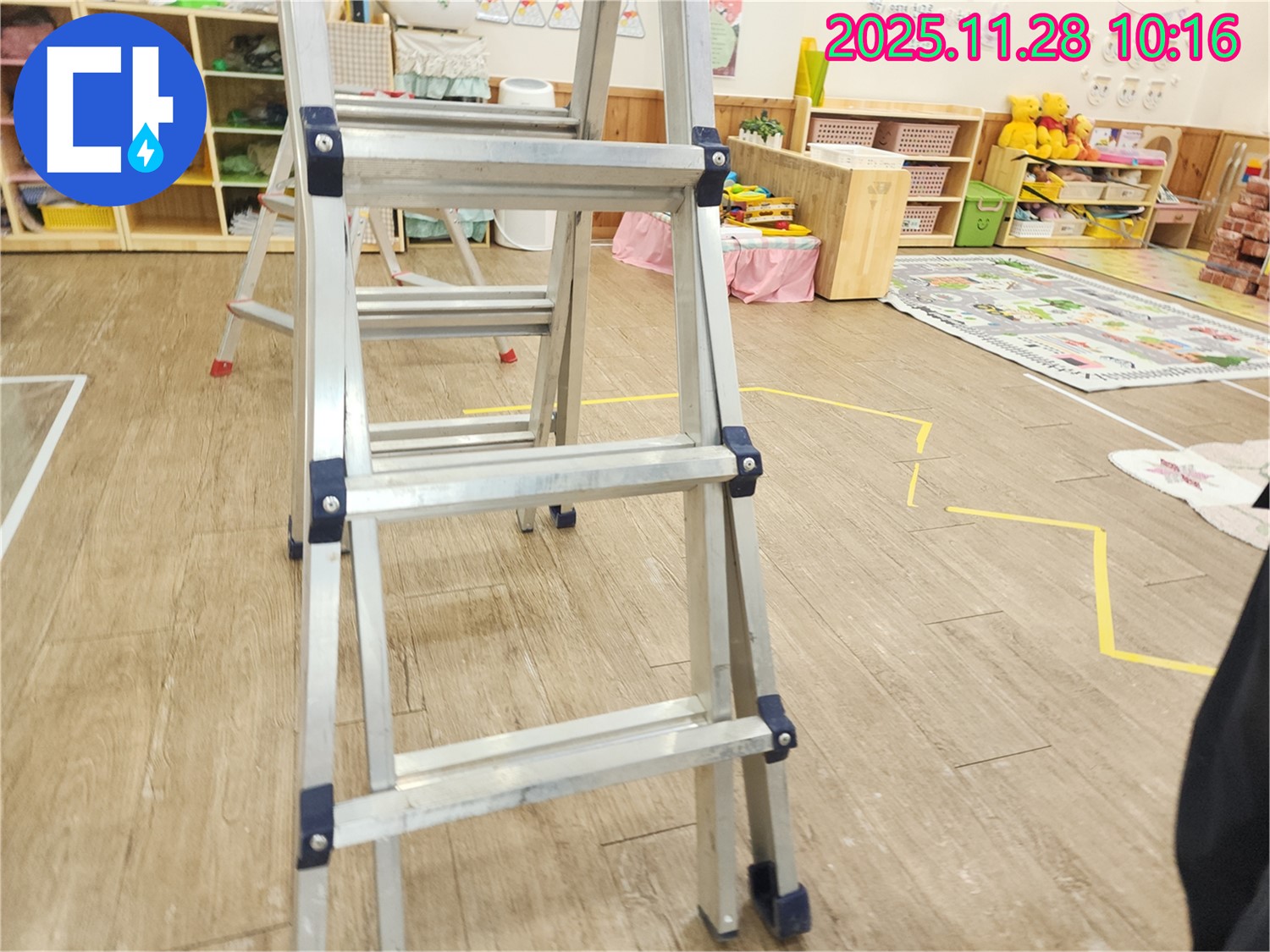 튼튼한 사다리를 이용하여 꼼꼼하게 누수 위치를 확인하는 모습 - 정확한 위치 파악으로 완벽한 해결을 약속드립니다.