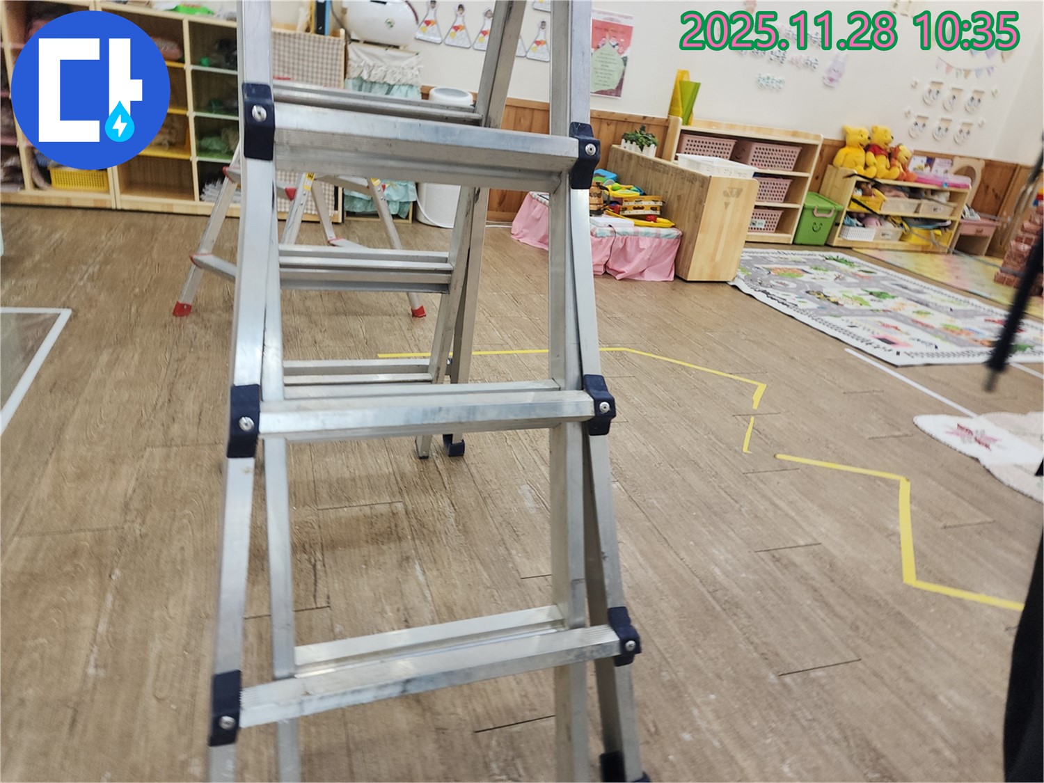 포천 신북면 누수 점검 - 사다리를 이용하여 천장 내부를 꼼꼼하게 점검하는 모습입니다.