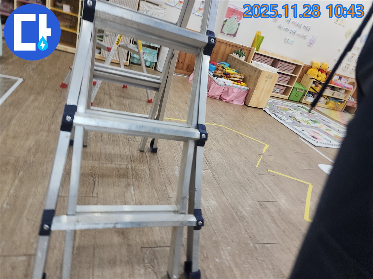 포천 누수 - 신북면 금동리, 사다리 위에서 꼼꼼하게 천장 속 누수 점검 진행 중