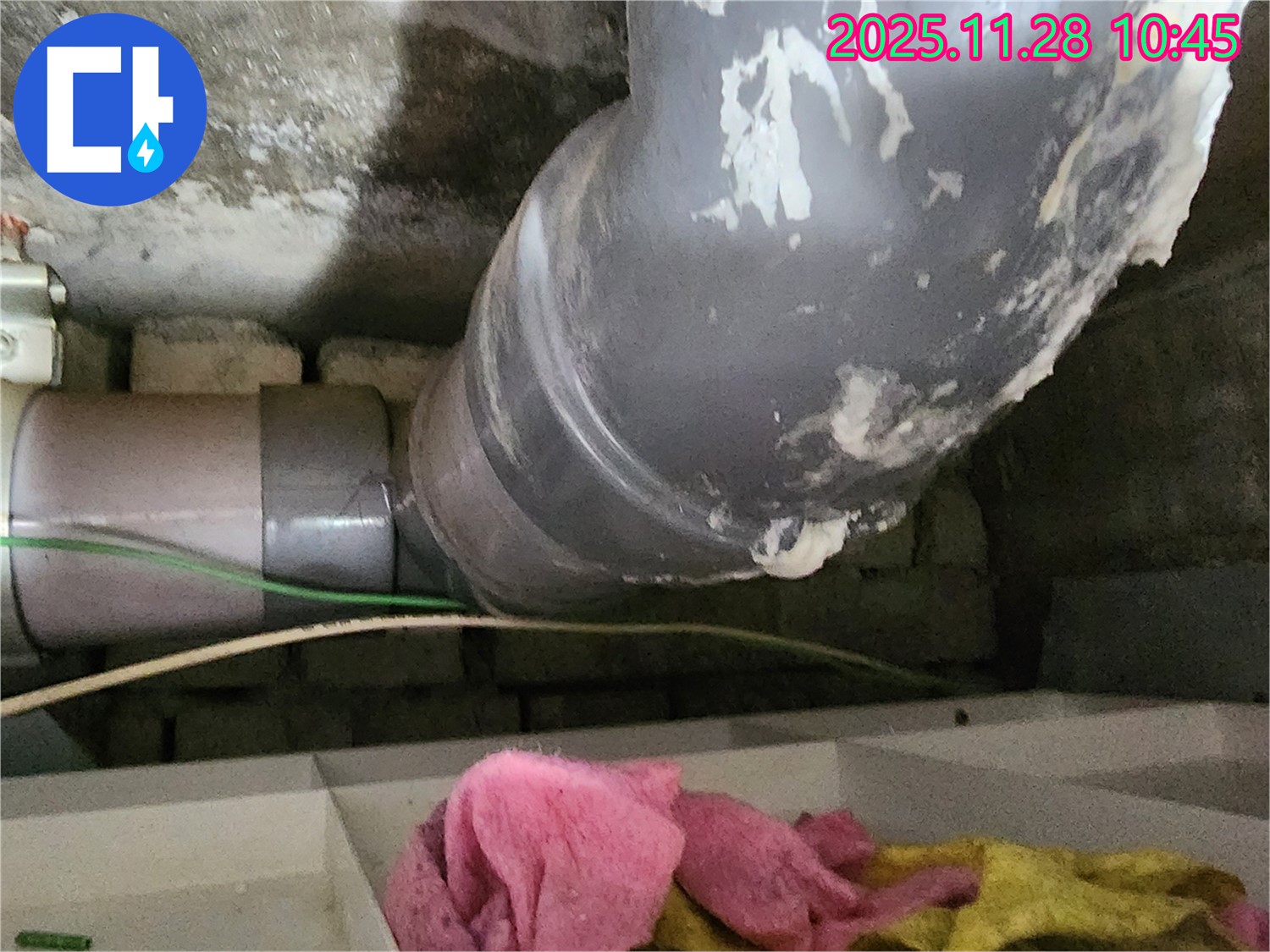 포천 신북면 누수 - 누수 부위를 꼼꼼하게 보수하여 더 이상 물이 새지 않도록 완벽하게 마무리하고 있습니다.