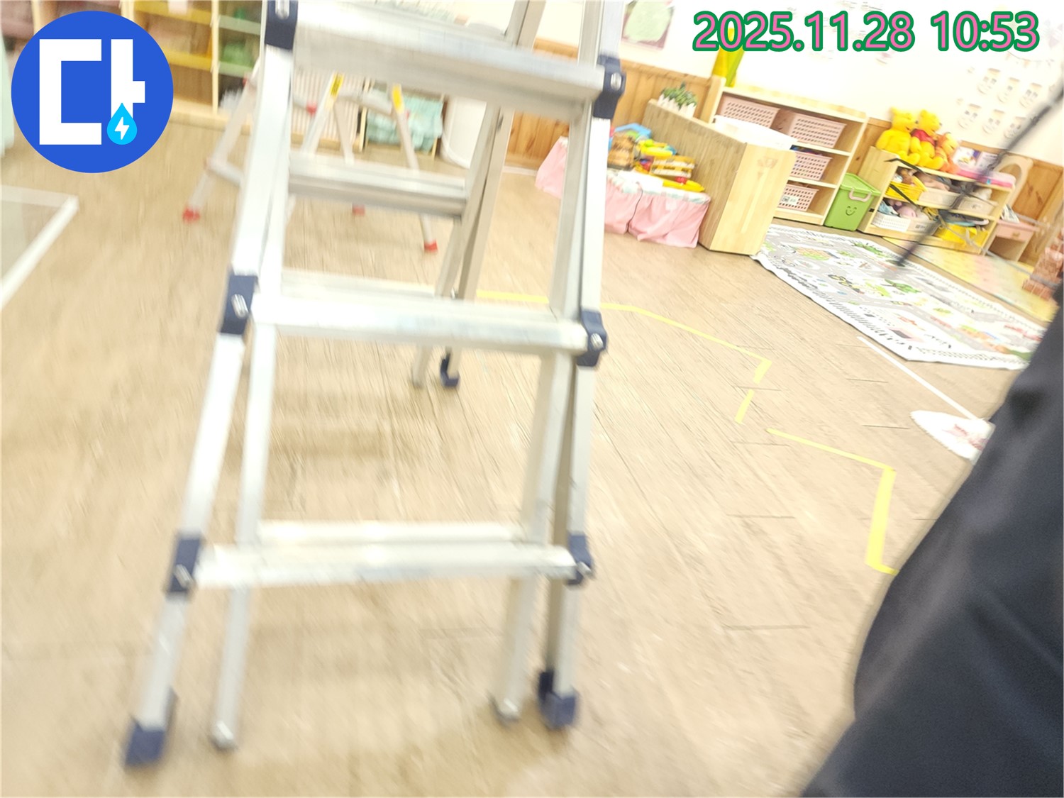 사다리를 이용하여 천장 누수 탐지를 위한 모든 준비를 마친 모습입니다 - 이제 누수 원인을 찾을 시간!