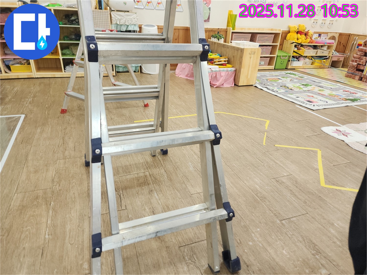 사다리 놓고 꼼꼼하게 - 천장 속 누수 해결 준비 완료!