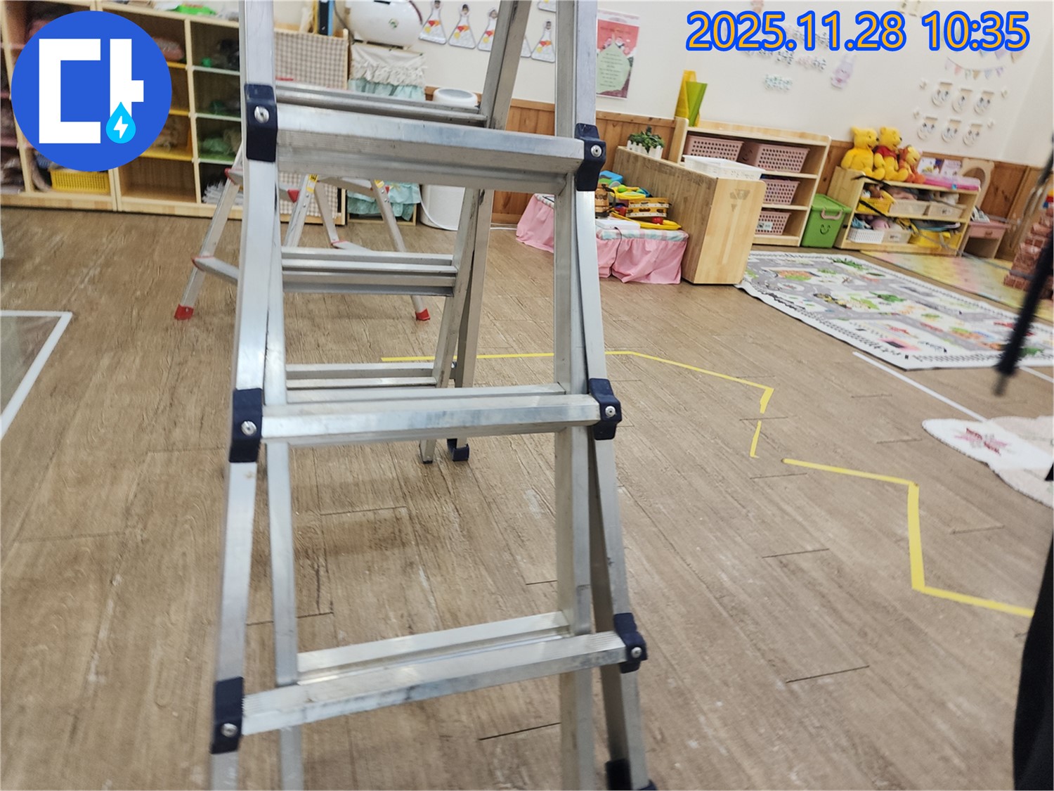 포천 신북면 누수탐지 - 사다리를 이용하여 천장 내부를 꼼꼼하게 탐색, 작은 징후도 놓치지 않습니다.