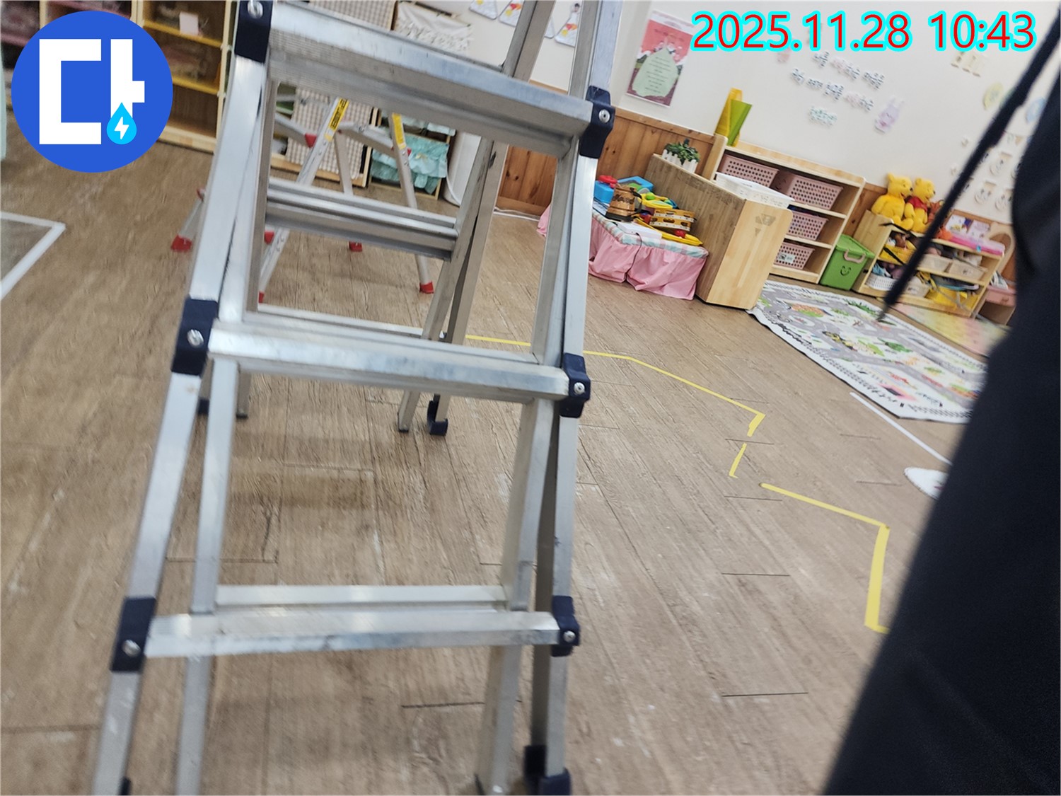 포천 누수 - 신북면 금동리, 사다리 위에서 꼼꼼하게 천장 속 누수 원인 탐색 진행 중