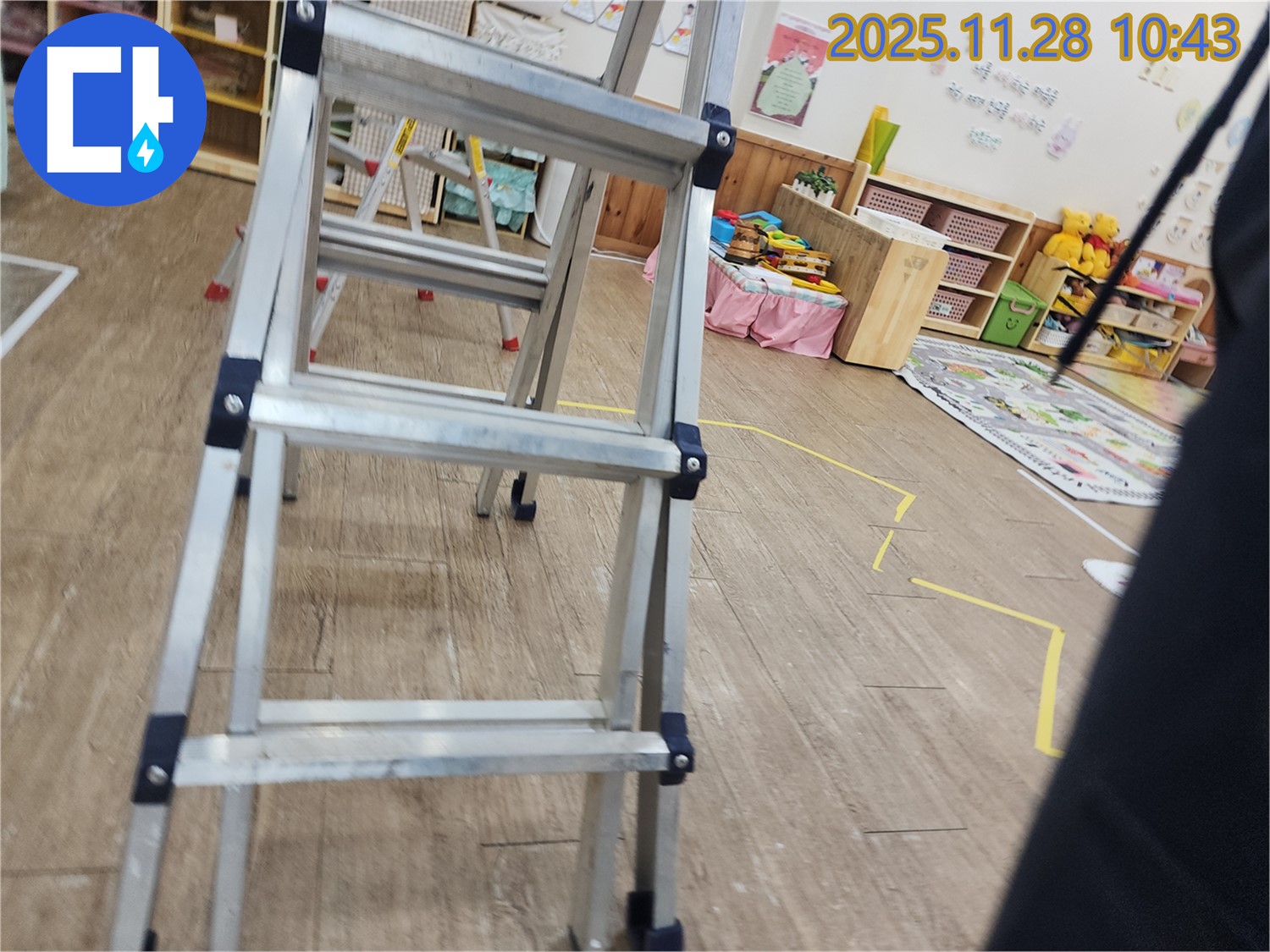 포천 누수 - 신북면 금동리, 사다리 위에서 천장 속 누수 꼼꼼하게 확인 작업 중