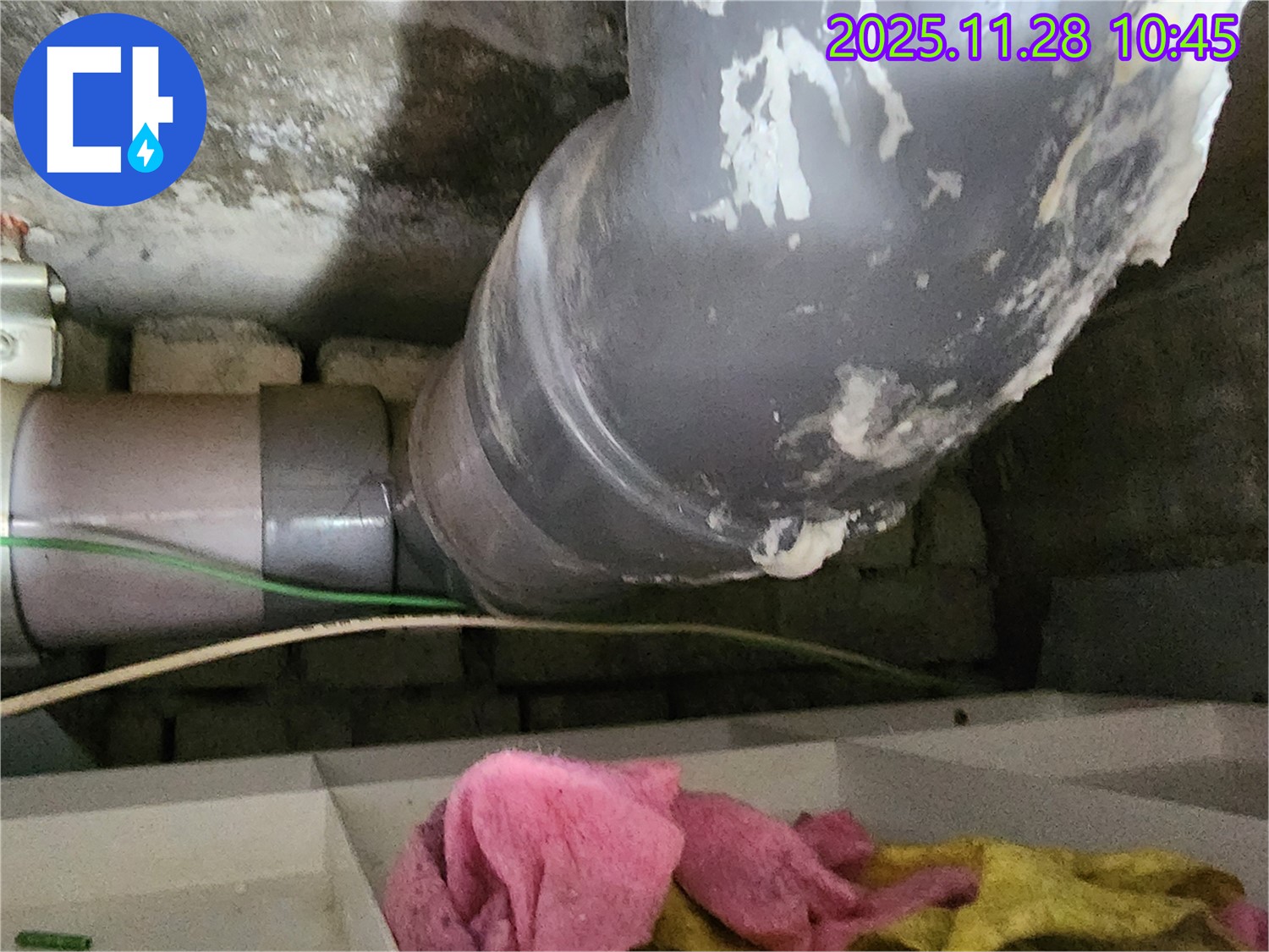경기도 포천시 신북면 누수 - 배관 연결 부위의 작은 틈새도 놓치지 않고 꼼꼼하게 점검하는 모습입니다.