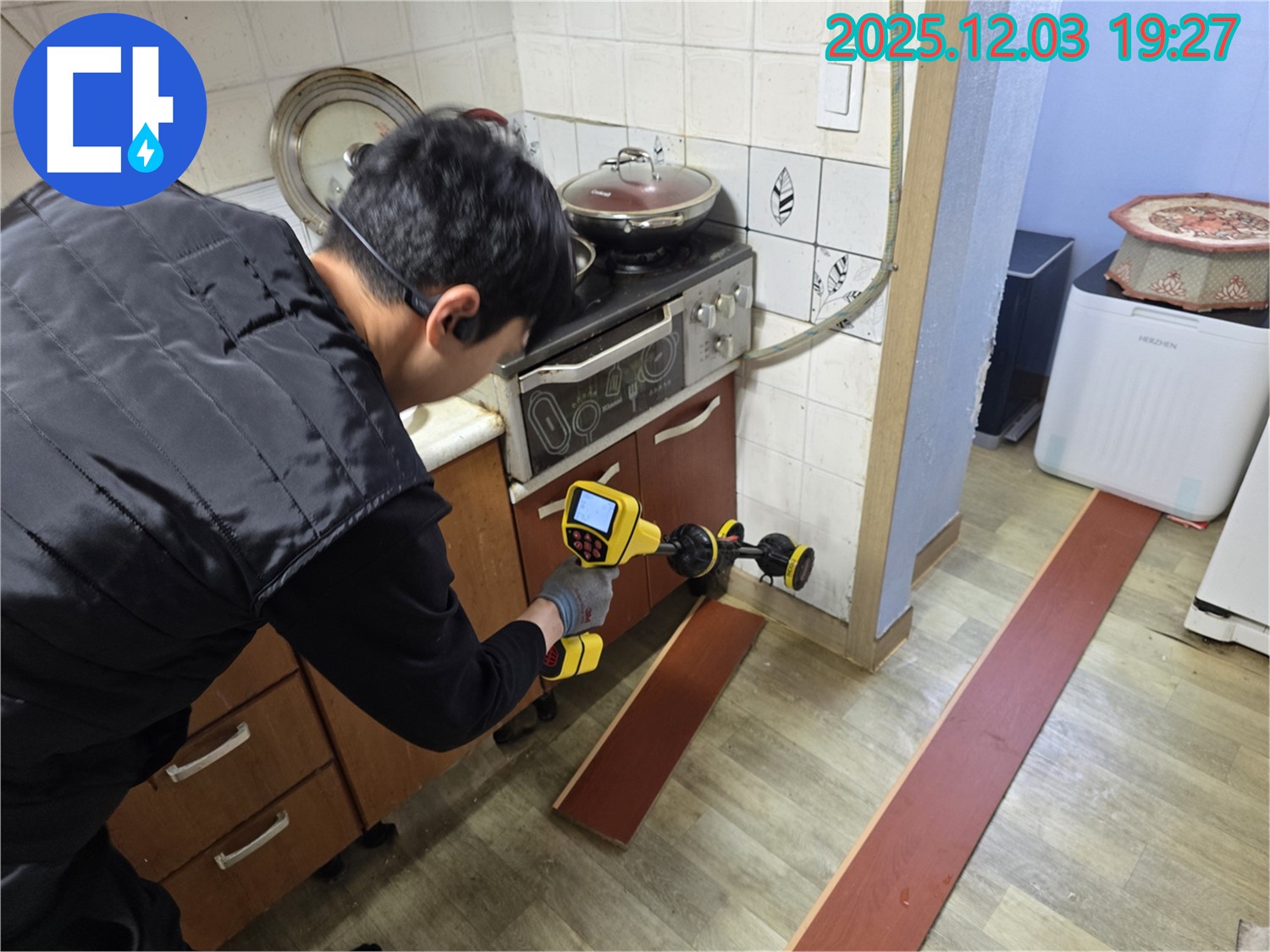 안양 만안구 프라자아파트에서 누수탐지 전문가가 누수 탐지 장비를 사용하여 누수 위치를 찾고 있습니다 - 전문 장비는 정확한 진단을 가능하게 합니다.