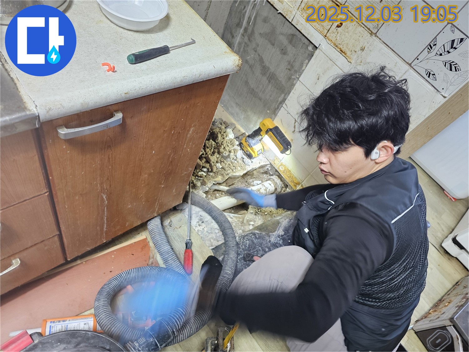 만안구 프라자아파트 206동 베란다 누수 차단 - 꼼꼼한 시공으로 누수 걱정 없이 쾌적한 공간을 만들어 드립니다.