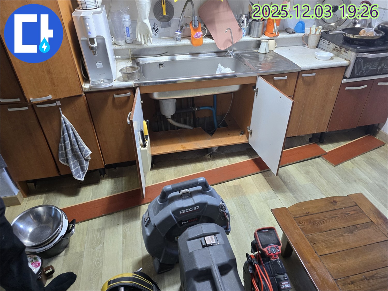 만안구 병목안로에서 싱크대 누수를 전문가의 손길로 해결하는 과정 - 누수 원인을 정확히 파악하고, 신속하고 정확하게 수리합니다.