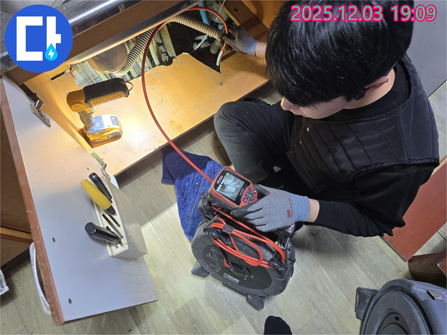 안양 만안구 프라자아파트 누수탐지 - 배관 내시경 카메라를 이용한 정밀 검사로 숨겨진 누수 지점을 찾아냅니다.