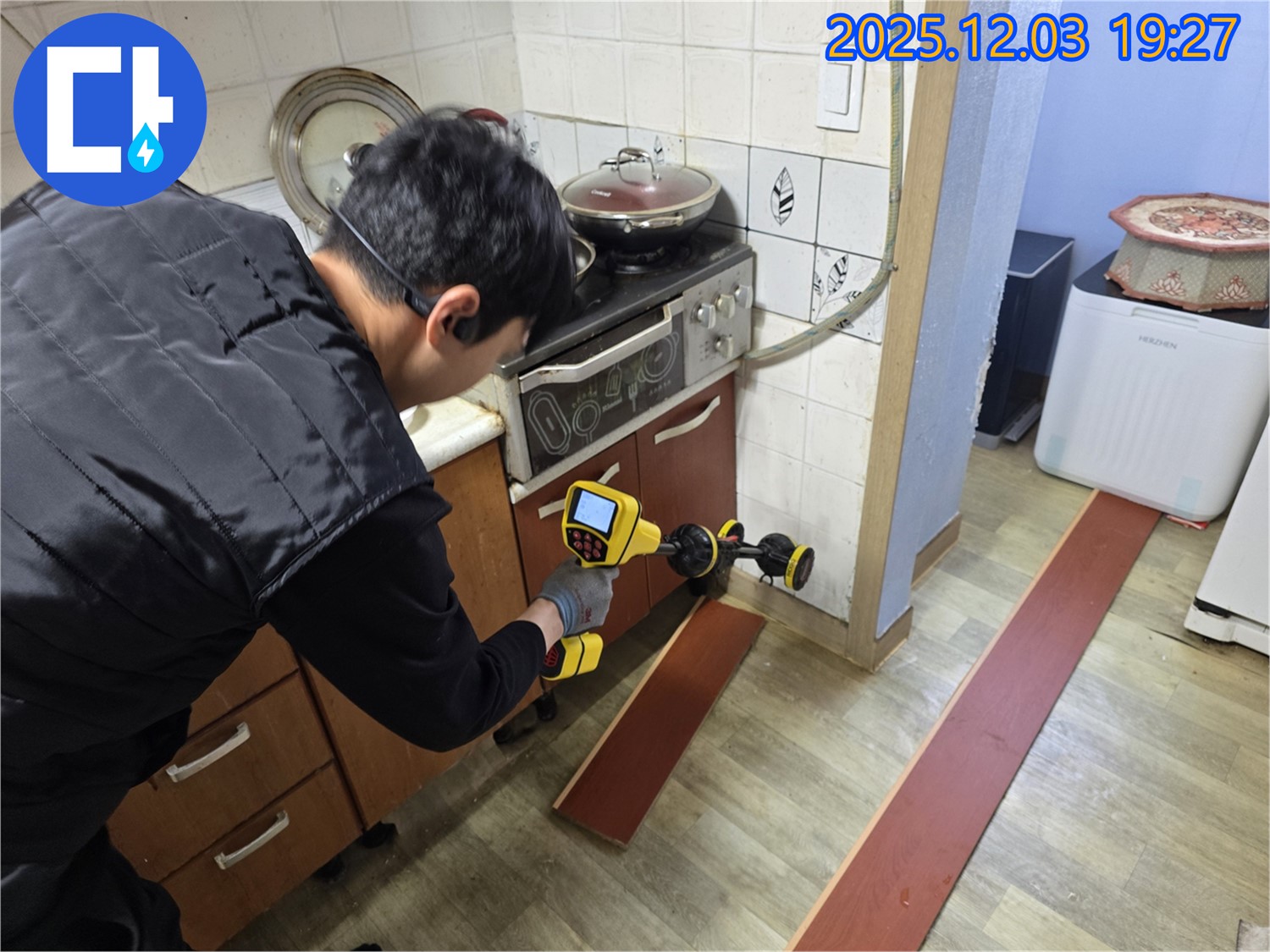 안양 만안구 프라자아파트에서 누수탐지 전문가가 누수 탐지 장비를 사용하여 누수 위치를 찾고 있습니다 - 전문 장비는 정확한 진단을 가능하게 합니다.
