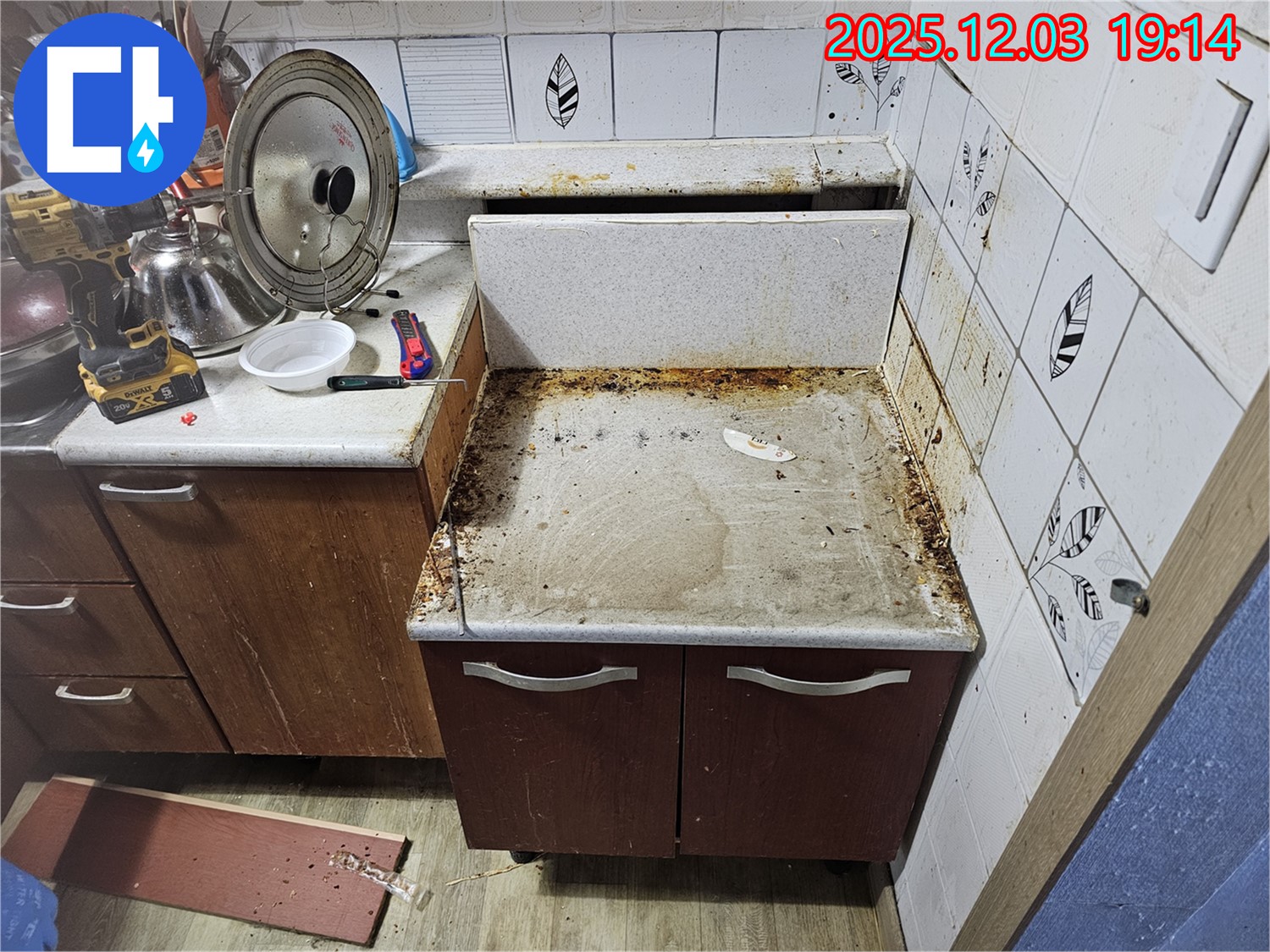 싱크대 밑 곰팡이 - 누수탐지로 곰팡이 문제까지 해결!
