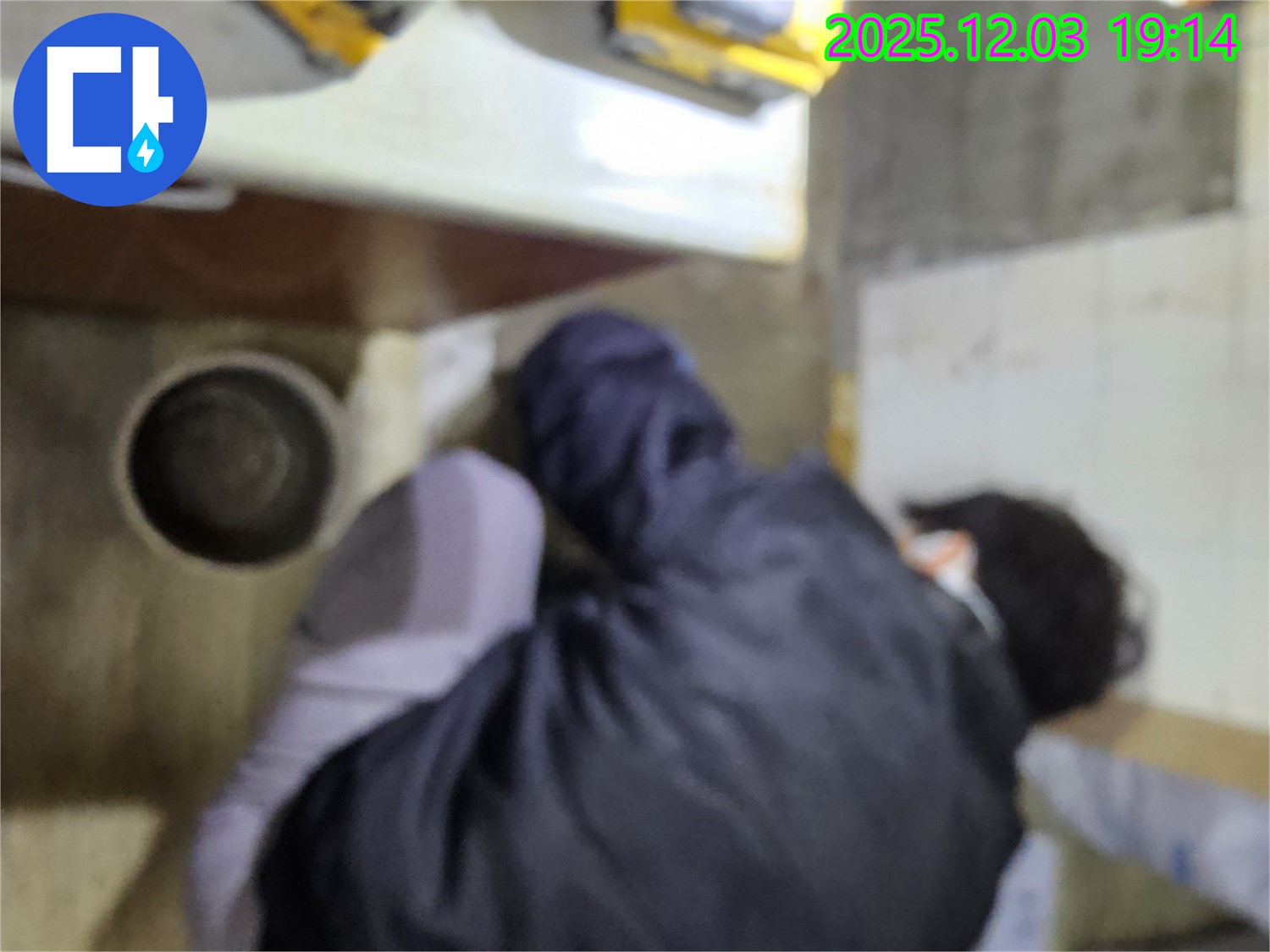 안양 만안구 프라자아파트 누수 - 꼼꼼한 누수 점검을 통해 누수 원인을 정확하게 파악하는 모습 - 작은 부분도 놓치지 않습니다.