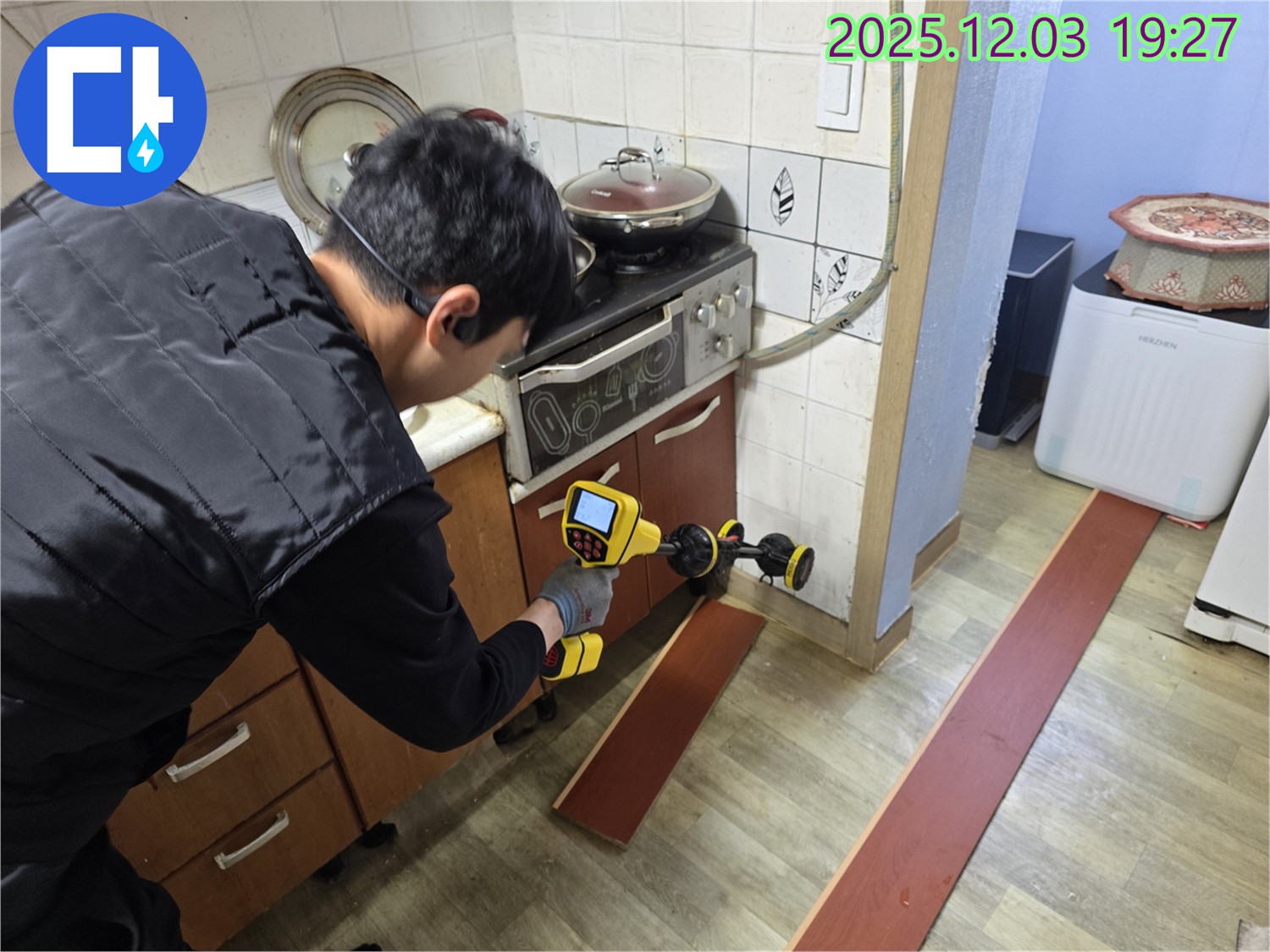 안양 만안구 프라자아파트에서 누수탐지 전문가가 누수 탐지 장비를 사용하여 누수 위치를 찾고 있습니다 - 전문 장비는 정확한 진단을 가능하게 합니다.