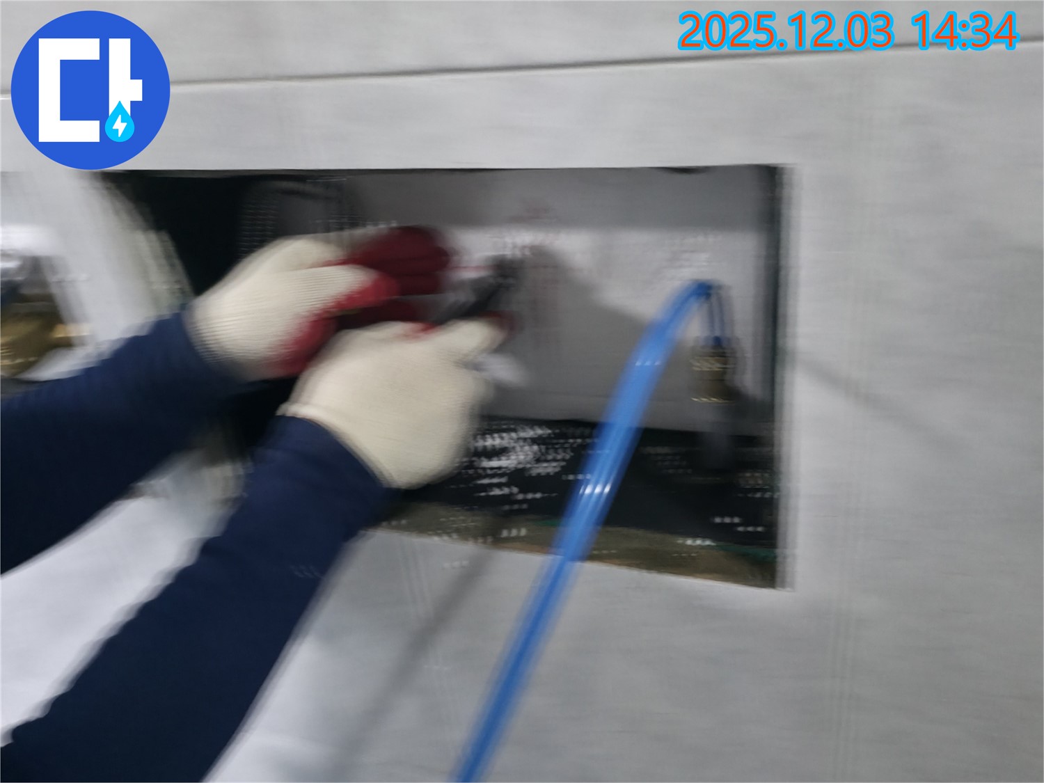 고양시 덕양구 누수 전문가가 숙련된 기술로 배관을 연결하여 누수를 완벽하게 해결하는 모습입니다.