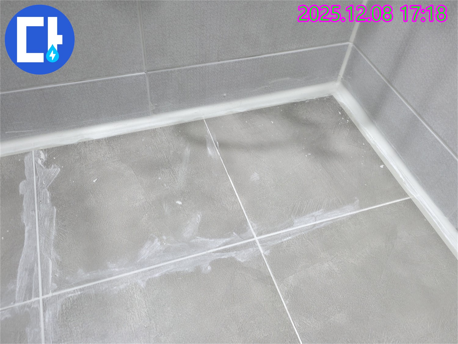 마포구 중동 건영월드컵 아파트 욕실 - 욕조 옆면의 틈새를 꼼꼼하게 메워 누수를 해결했습니다.