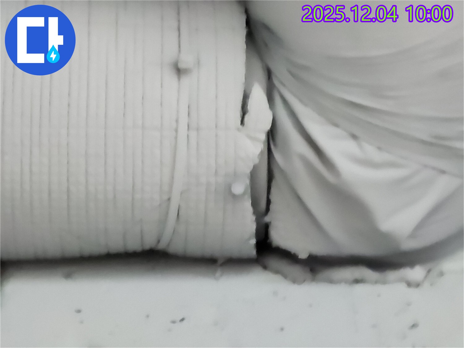 포천시 일동면 화대리 누수 현장 - 보온재 속에 숨겨진 습기를 보여주는 사진입니다.