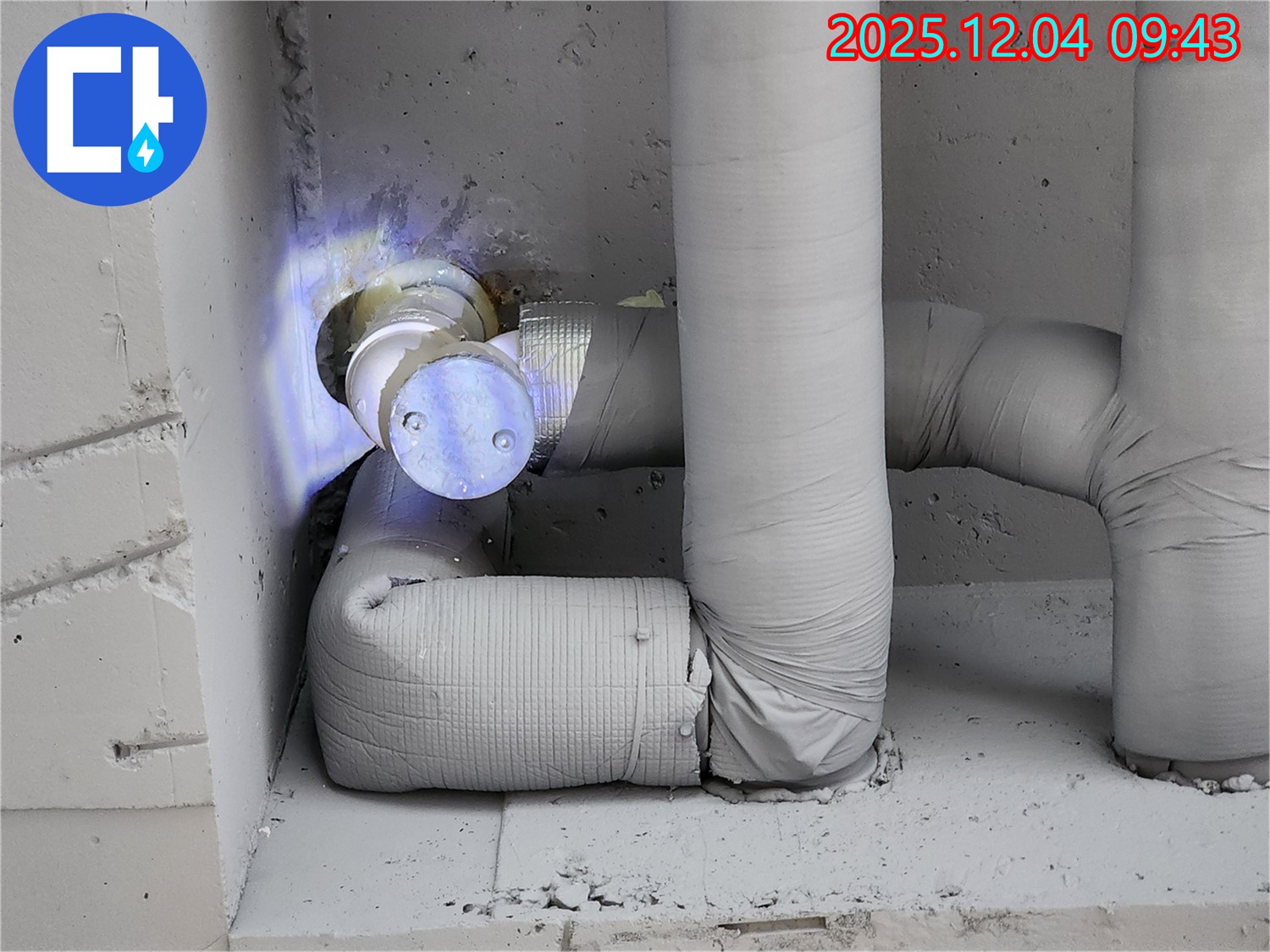 배관 꺾임으로 인한 누수 발생 시 빠른 대처의 중요성을 강조하는 이미지 - 포천시 누수 현장에서 촬영했습니다.