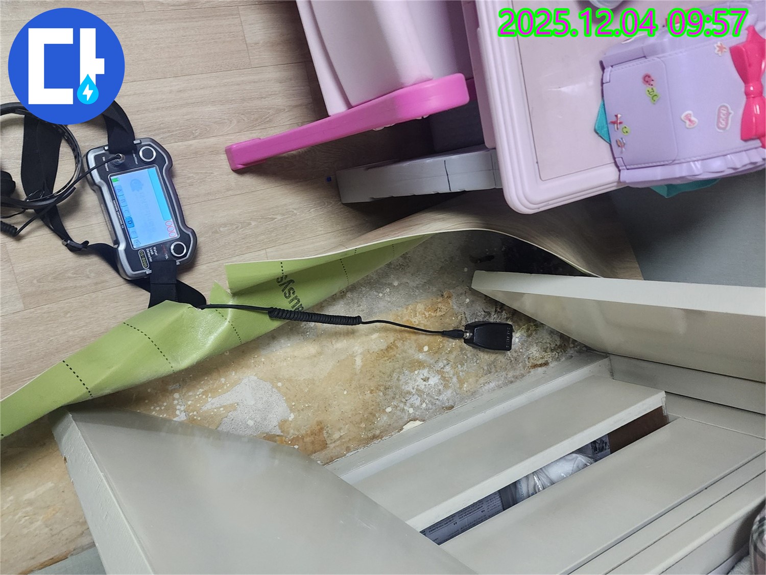 정밀 누수 탐지 장비 - 첨단 장비로 장판 아래 숨어있는 누수까지 찾아냅니다.