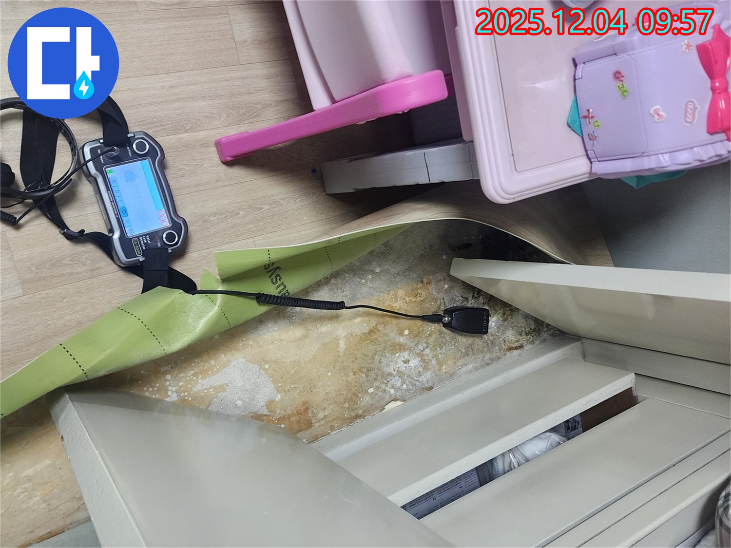 포천시 일동면 유동리 누수탐지 - 가구 밑 곰팡이 발생 원인 정밀 진단 중