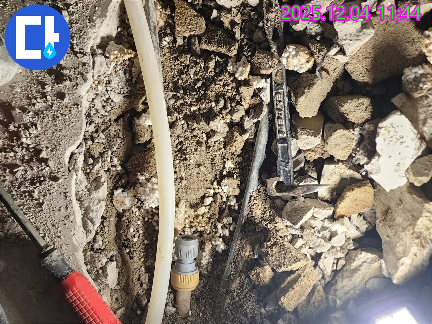 일동면 기산리 누수 - 오래된 배관에서 발생한 누수 문제를 해결하고 있습니다.