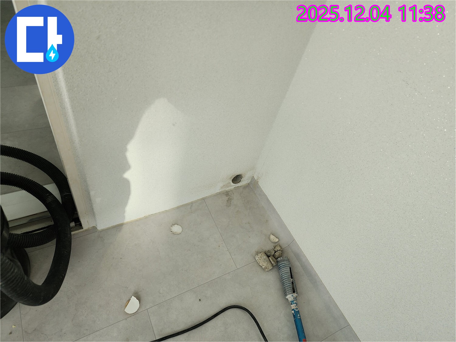 벽면 습기 제거 후 - 누수 지점을 정밀하게 확인하고 있습니다.