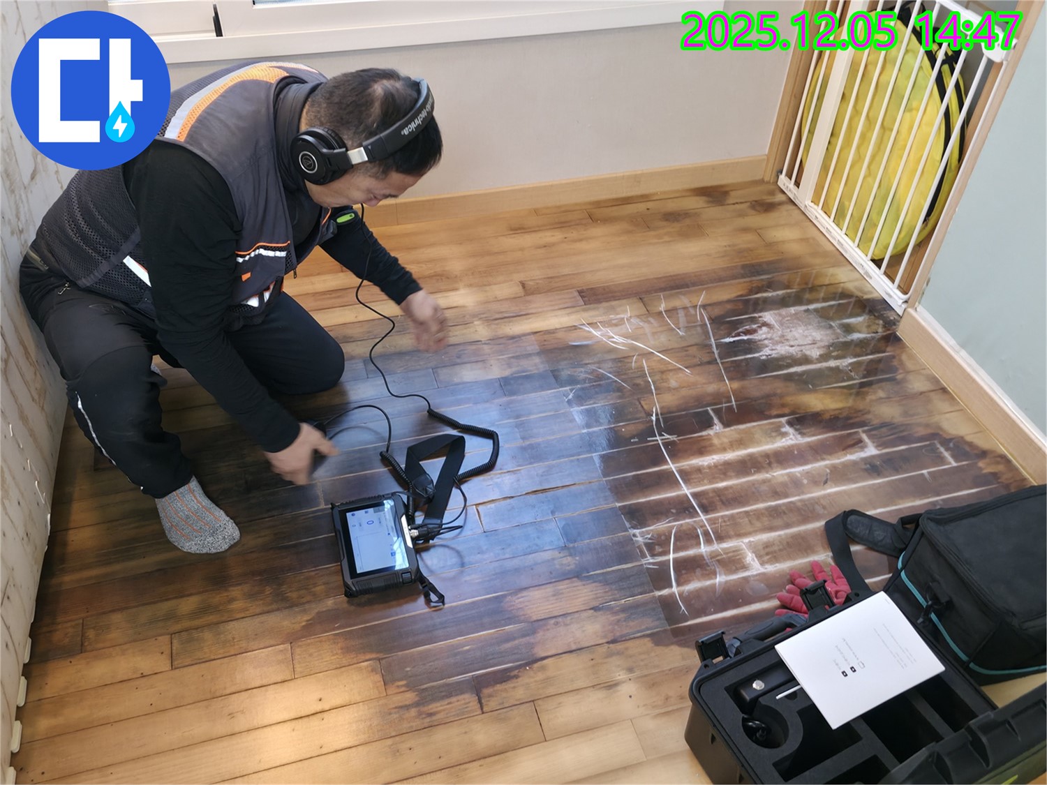 부천 상동 라일락마을 아파트 누수 현장에서 누수탐지 전문가가 누수 원인을 분석하고 있습니다 - 정확한 원인 파악이 재발 방지의 첫 걸음입니다.