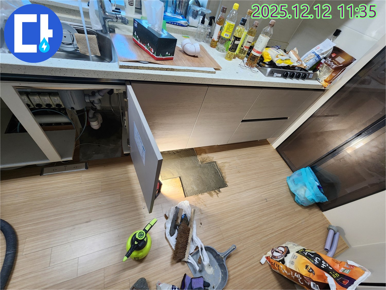 낡은 싱크대 배수구 - 오래된 배수구는 부식되어 누수의 원인이 됩니다. 새 배수구로 교체하세요.