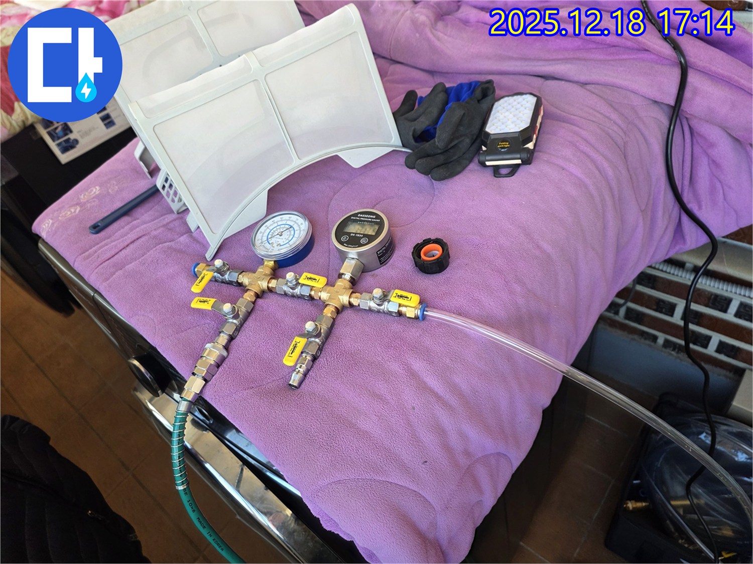 최첨단 장비와 숙련된 기술의 완벽한 조화 - 압력계, 유량계, 그리고 베테랑 기술자의 노하우