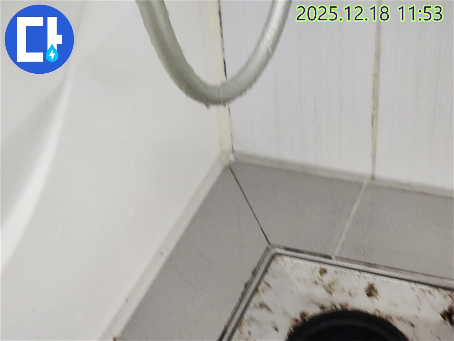 포천시 영북면 가채리 욕실 젠다이 주변 실리콘 들뜸 - 노후된 실리콘 틈새로 물이 침투하여 누수가 발생하는 상황입니다.