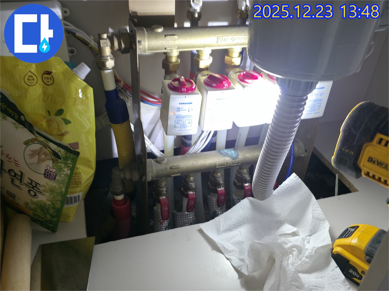 에코 휴먼빌2차 아파트 - 난방 배관 점검 중, 누수 예방을 위한 꼼꼼한 노력을 기울입니다.