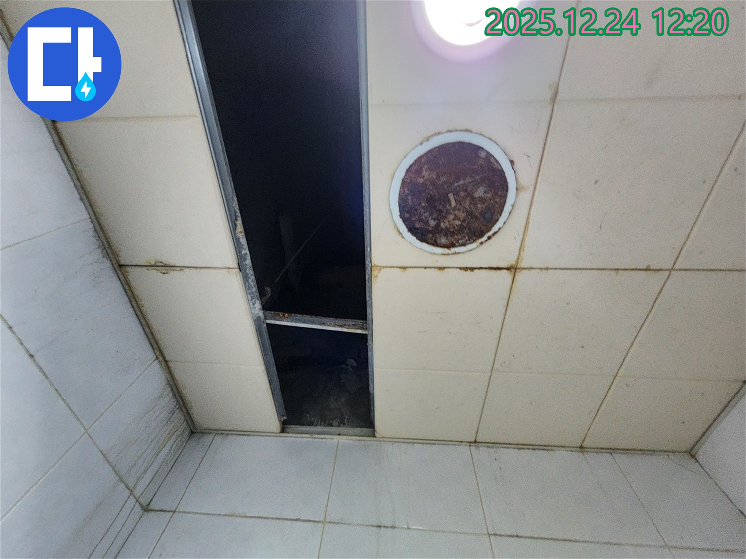 노원구 화장실 누수 공사 후 뒷정리 - 누수 공사 후 깔끔하게 뒷정리하는 사진입니다 - 고객 만족을 위해 최선을 다합니다.