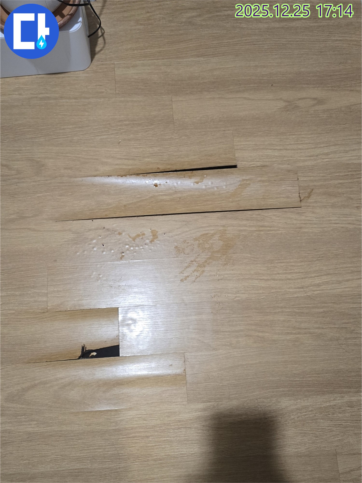 평내동 누수 현장에서 꼼꼼하게 누수 점검하는 모습 - 정확한 원인 파악을 위한 필수 과정입니다.