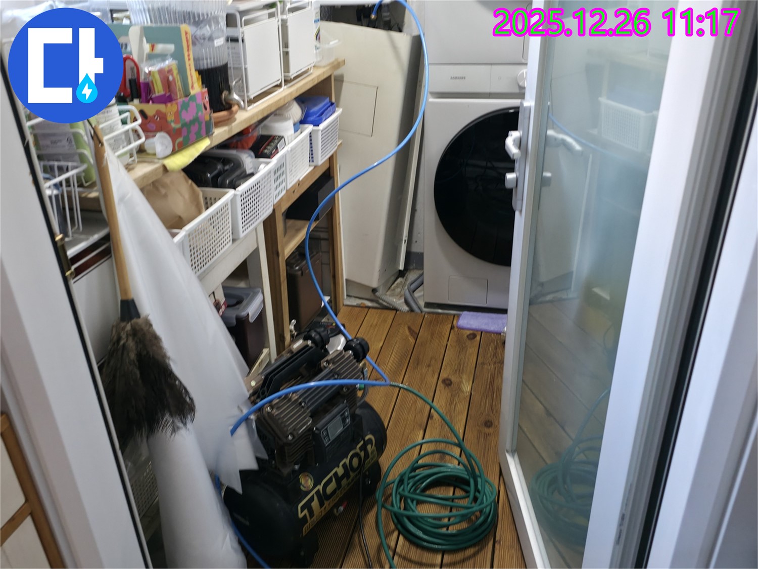 누수 위치를 찾기 위해 콤프레샤를 사용하여 압력 테스트를 진행하는 모습 - 남양주 평내 금호아파트 누수 해결.