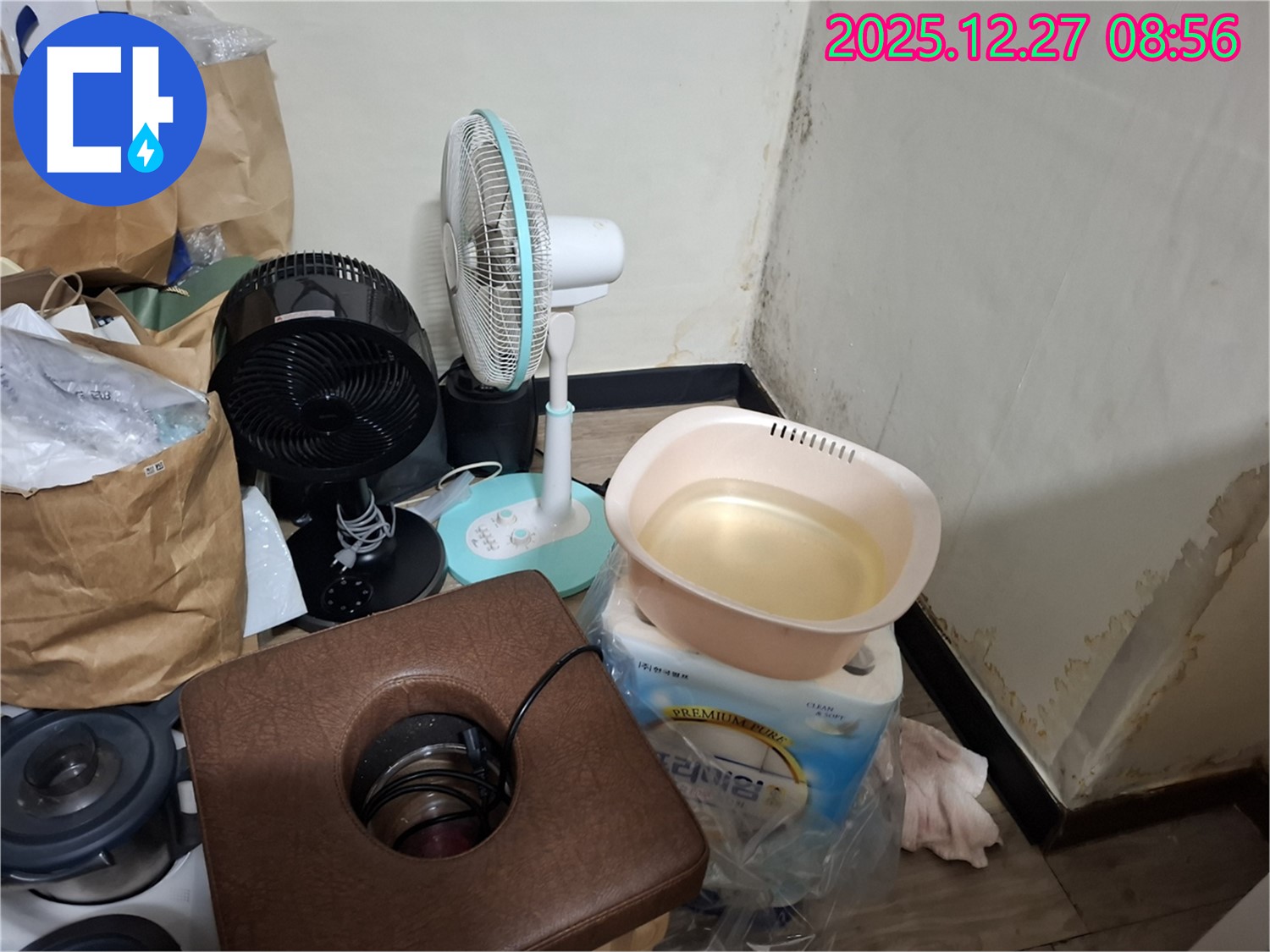 삼전동 누수 공사 현장 - 곰팡이 제거 후 환풍기 청소를 하는 모습입니다 - 깨끗한 마무리를 위해.