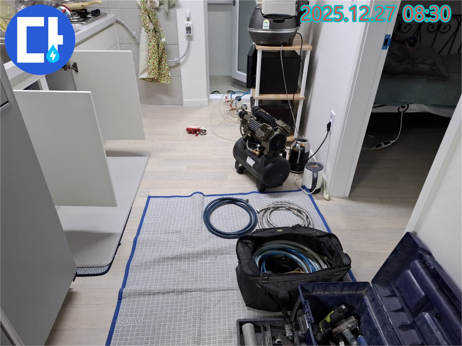 송파구 삼전동 누수 현장, 누수 발생 지점을 꼼꼼하게 확인하는 모습 - 숙련된 기술과 경험으로 누수를 해결합니다.
