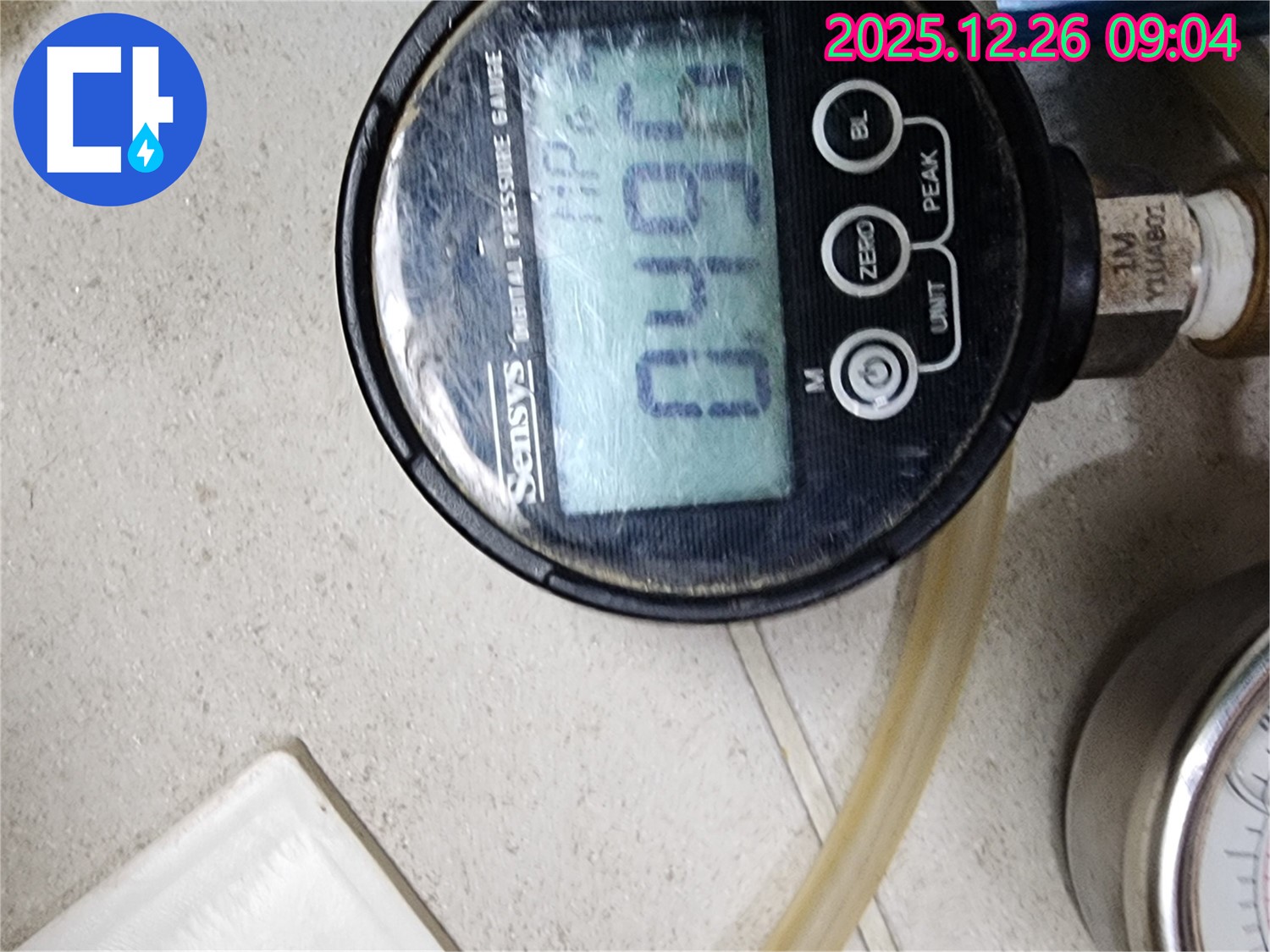 정밀 디지털 압력계로 0.496 MPa 압력을 꼼꼼하게 확인하고 있습니다 - 작은 변화도 놓치지 않는 섬세함!