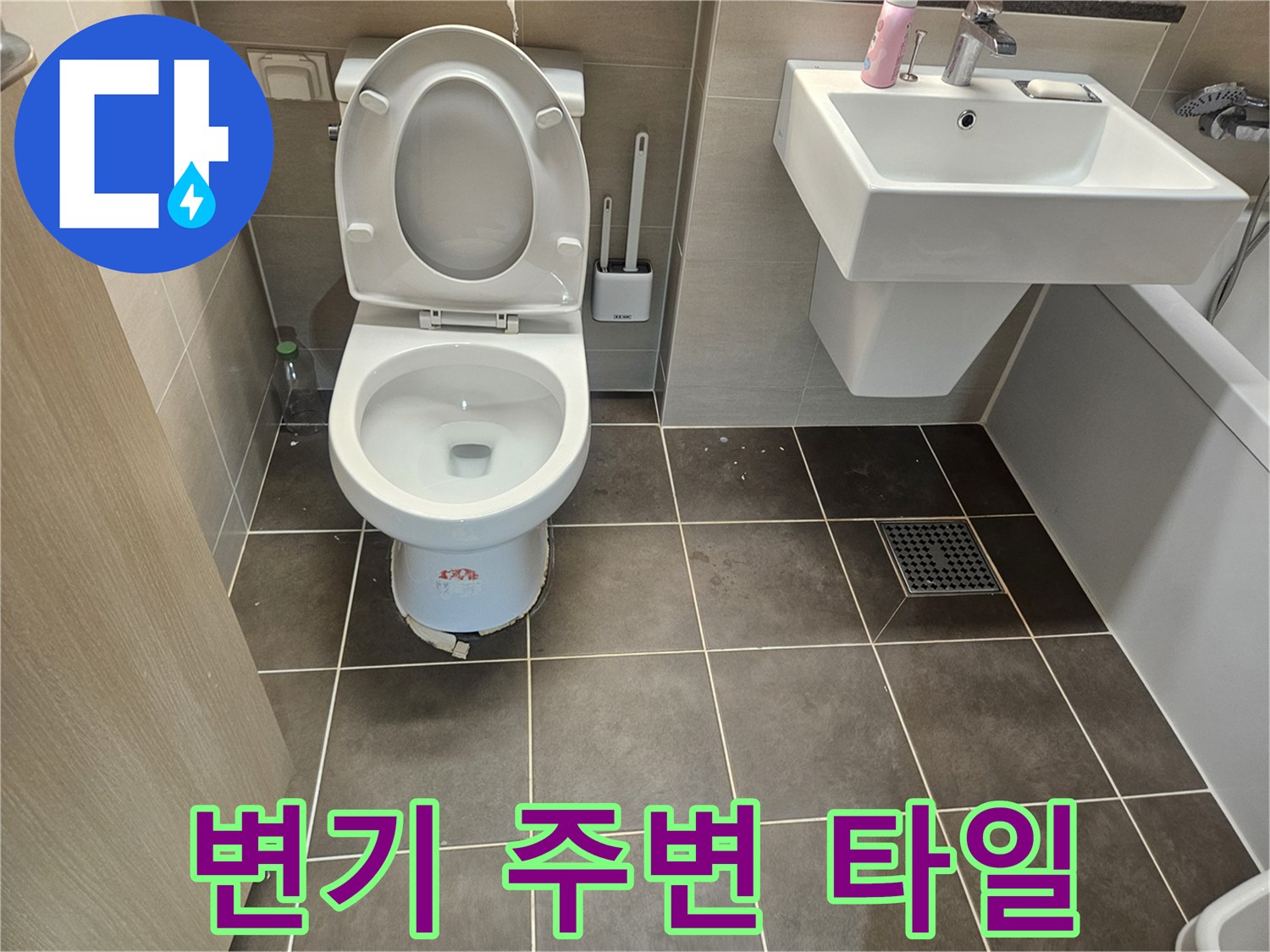 화장실-변기-및-바닥-타일-근접-사진