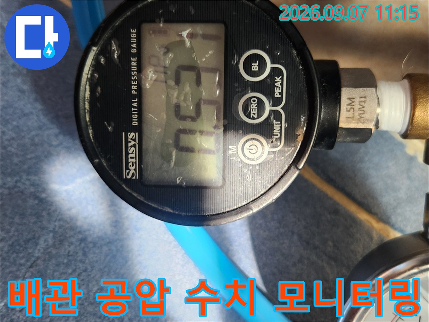 배관 압력 검사 중-변동 없는 디지털 압력 게이지의 수치를 촬영함
